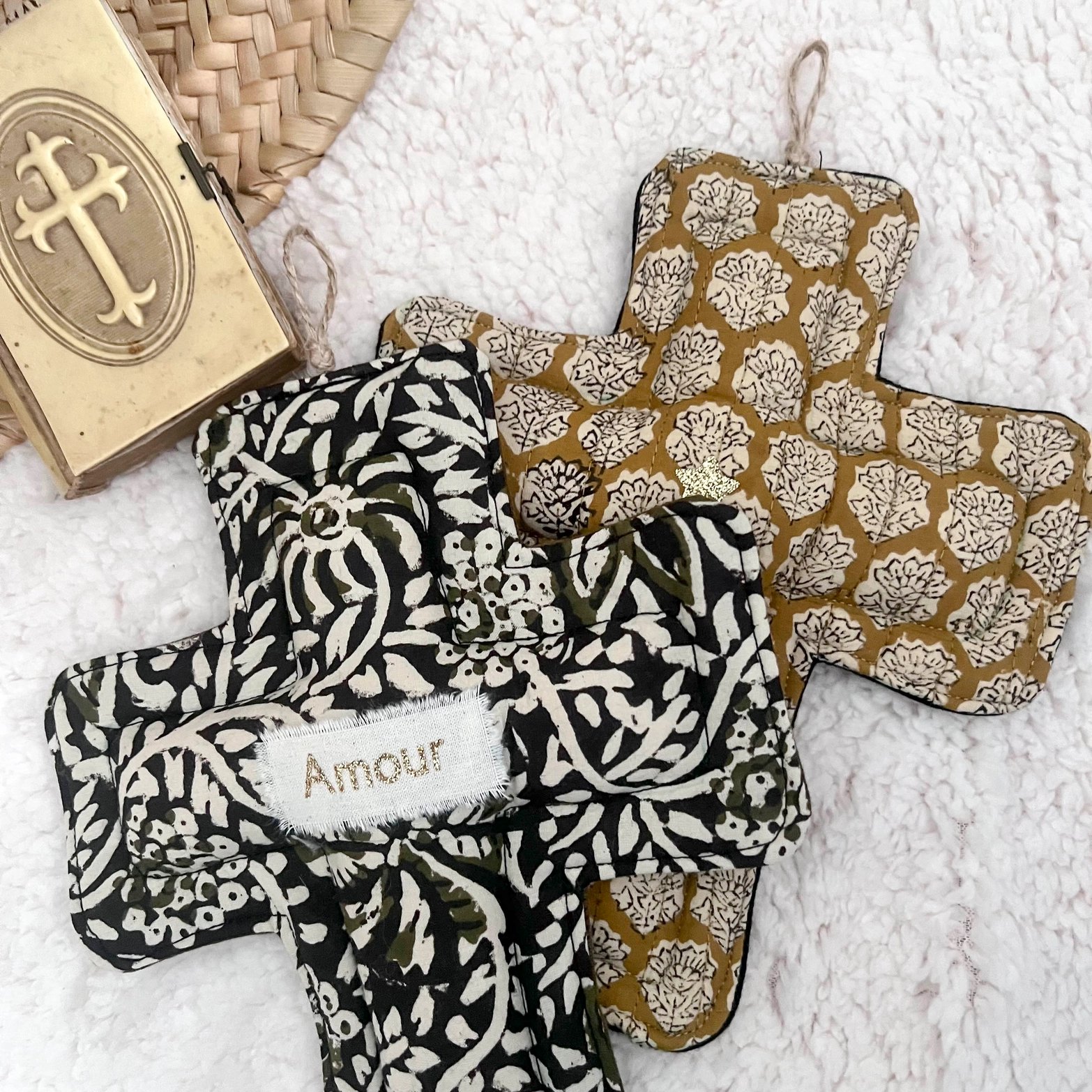Croix ex voto decorative en tissu - block print vert et gaze