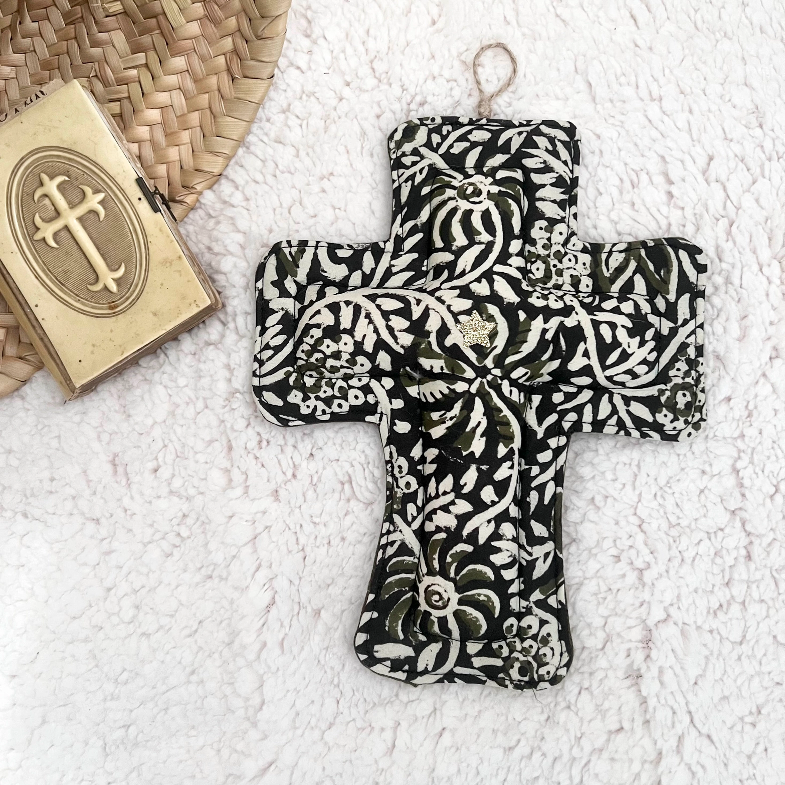 Croix ex voto decorative en tissu - block print vert et gaze 2