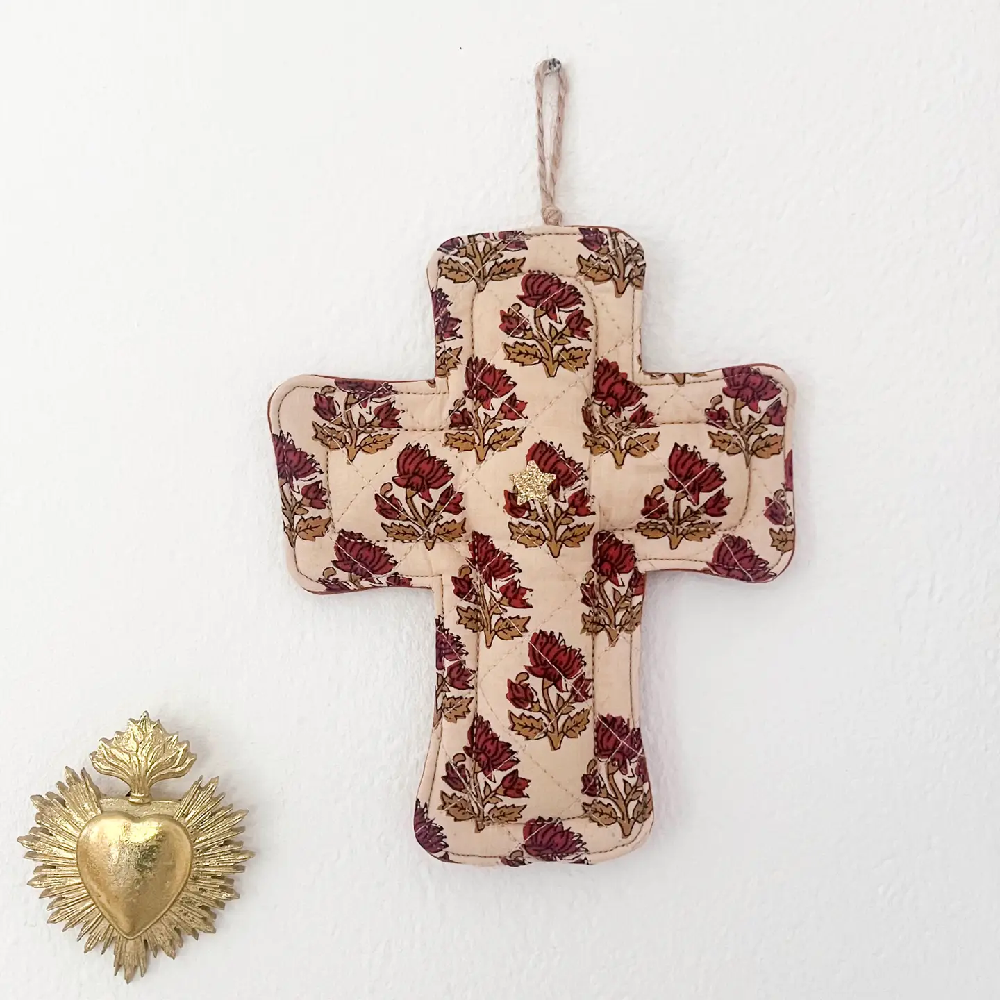 Croix ex voto decorative en tissu - block print fleurs rouge