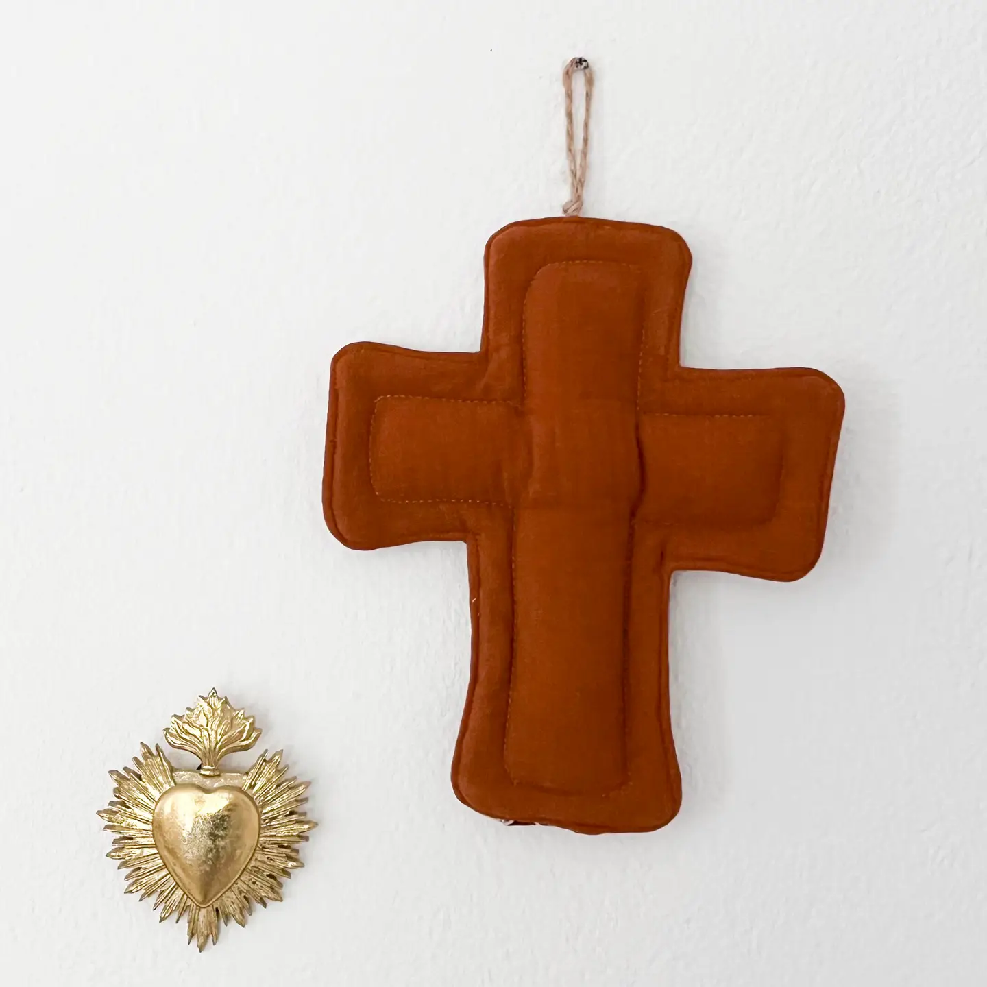 Croix ex voto decorative en tissu - block print fleurs rouge 2
