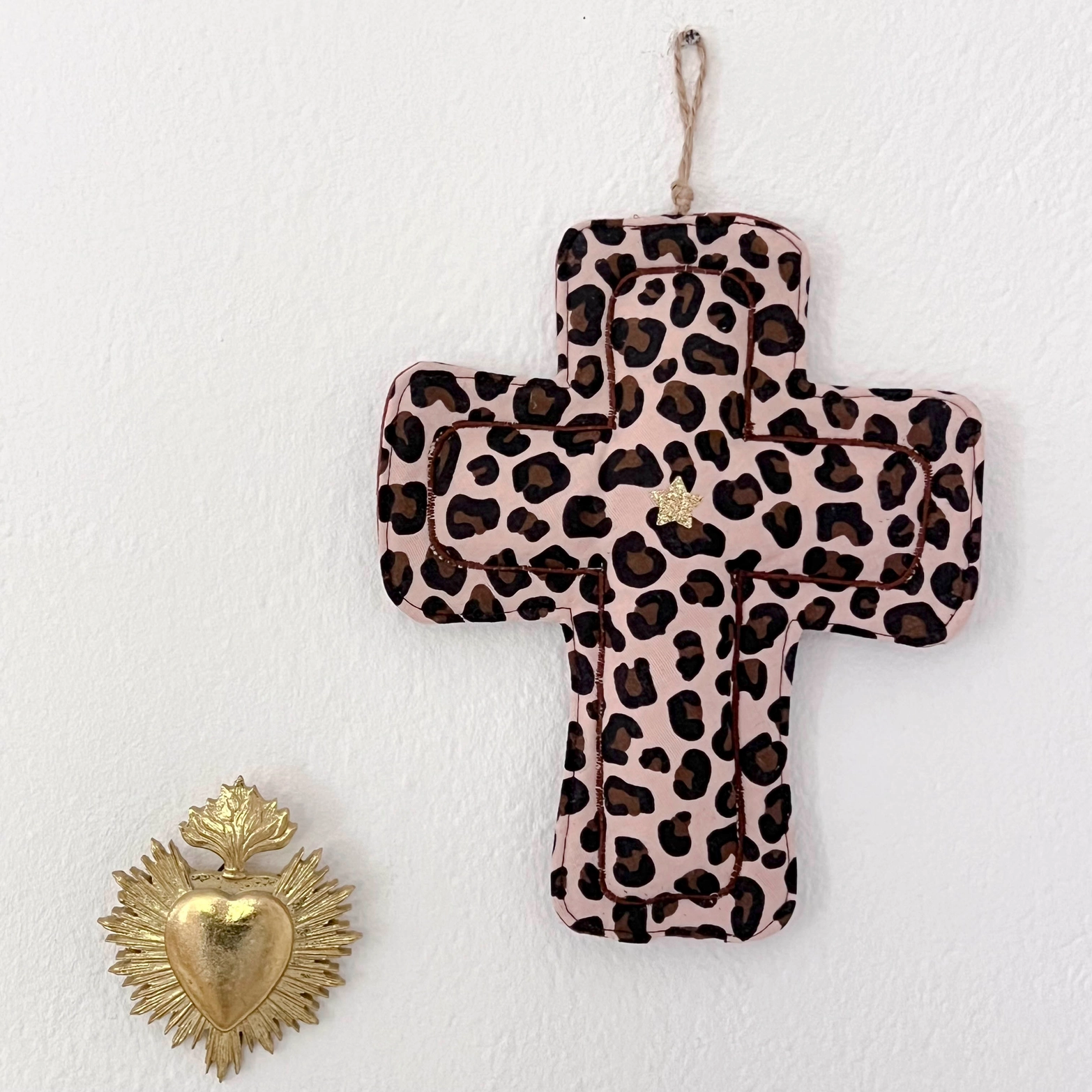 Croix ex voto decorative en tissu - block print léopard