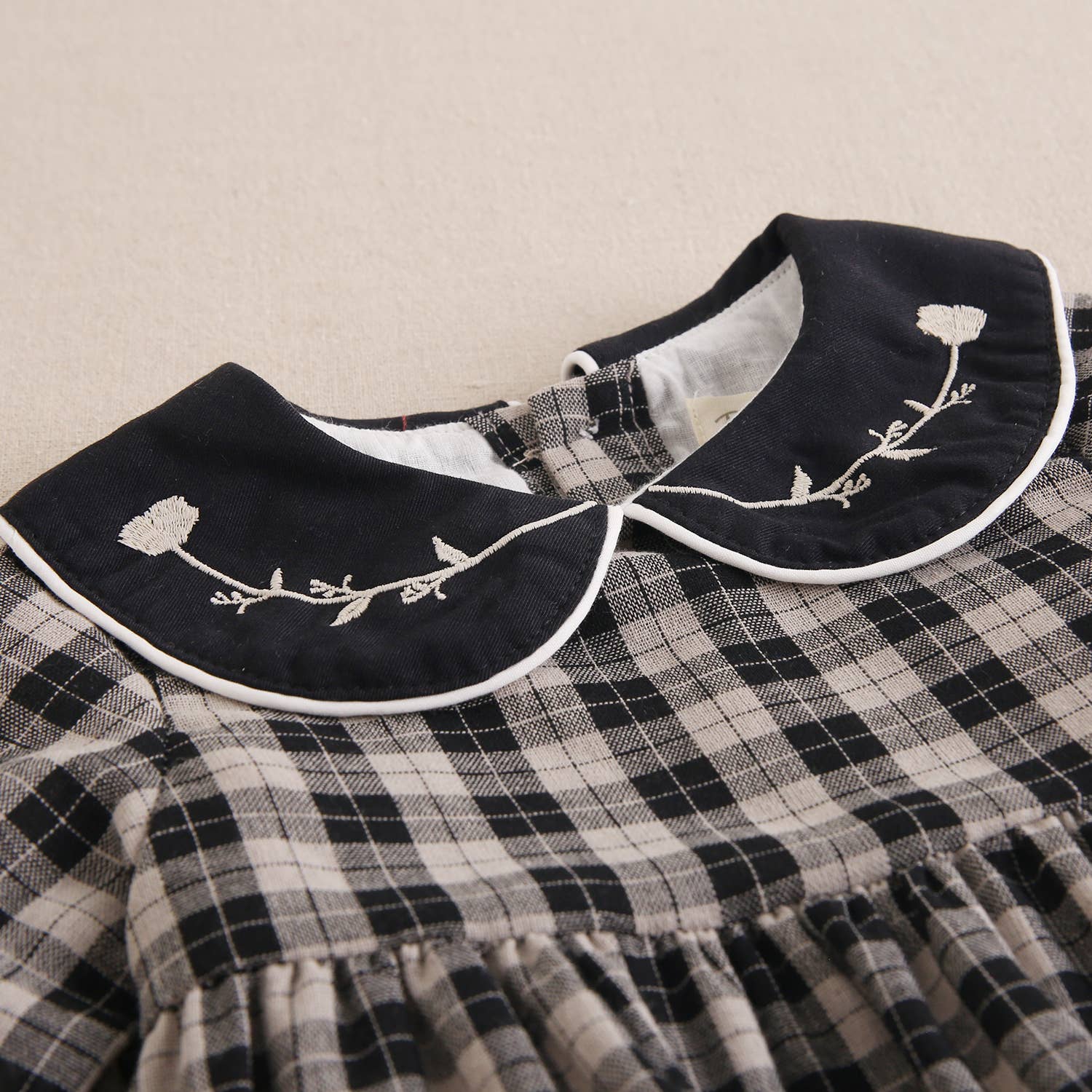 Robe pour bébé en beige clair et carreaux noirs 5