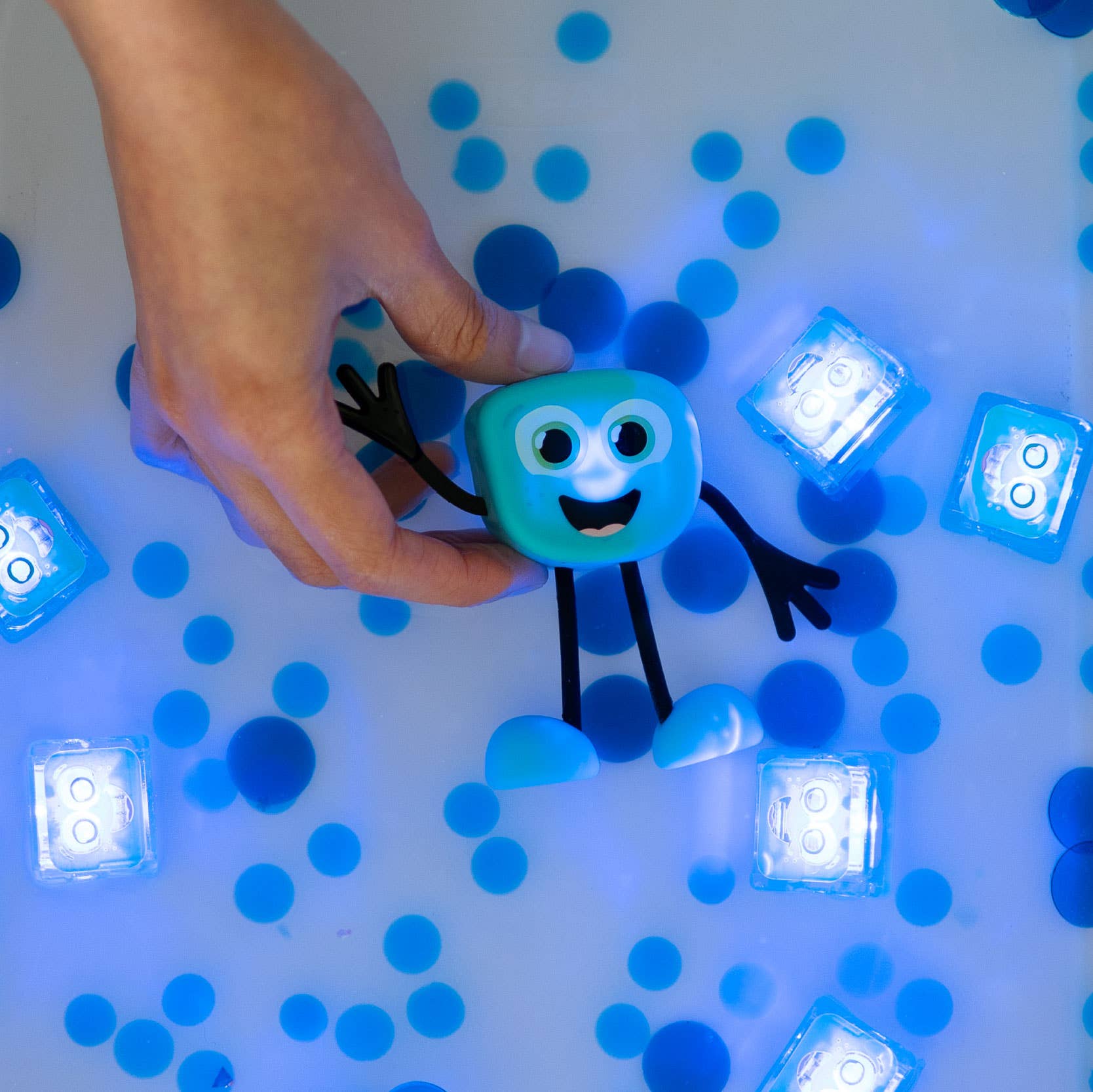 Personnage pour le bain + cubes lumineux bleus 2