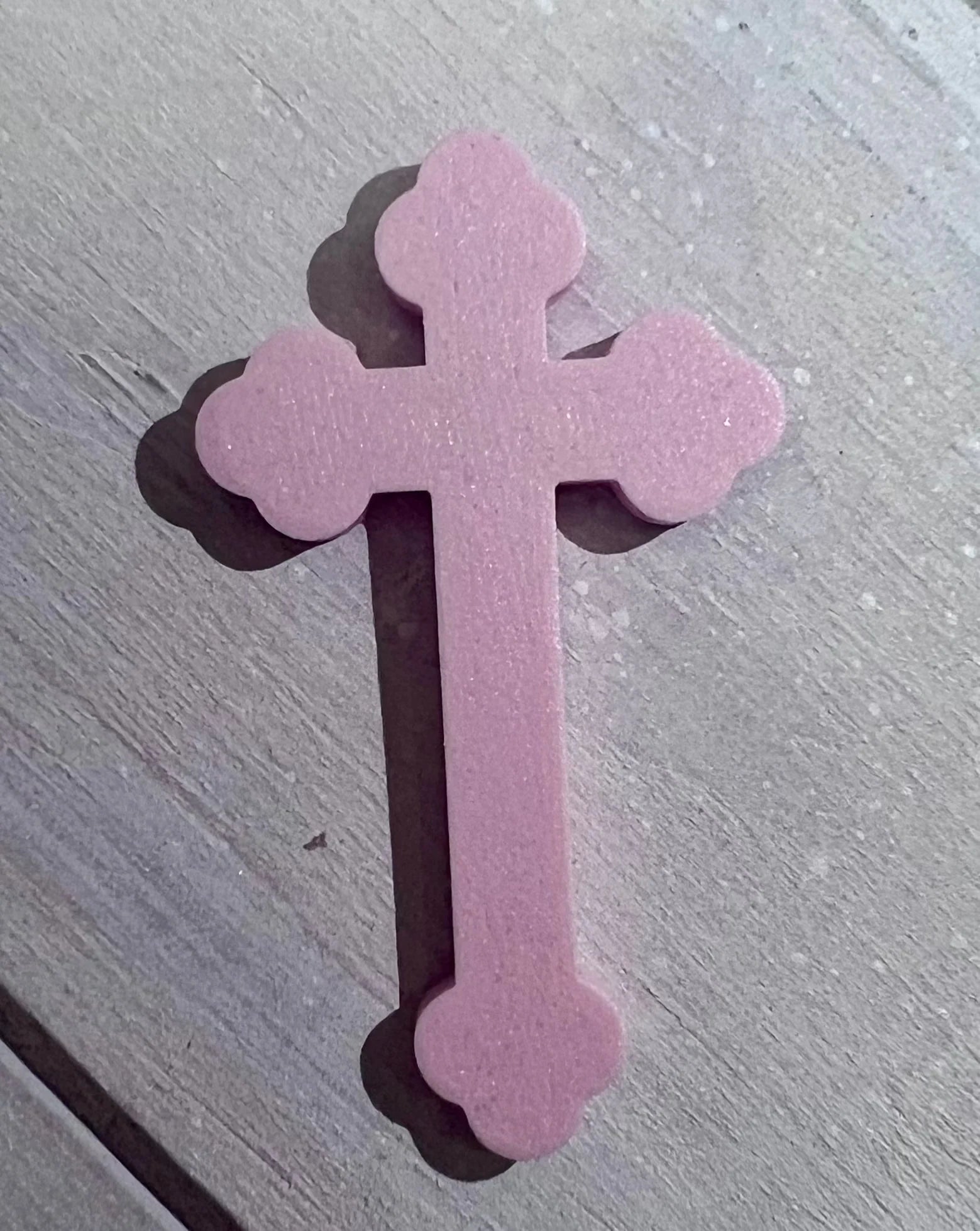 Crucifix aimant 4,5 cm — rose-clair