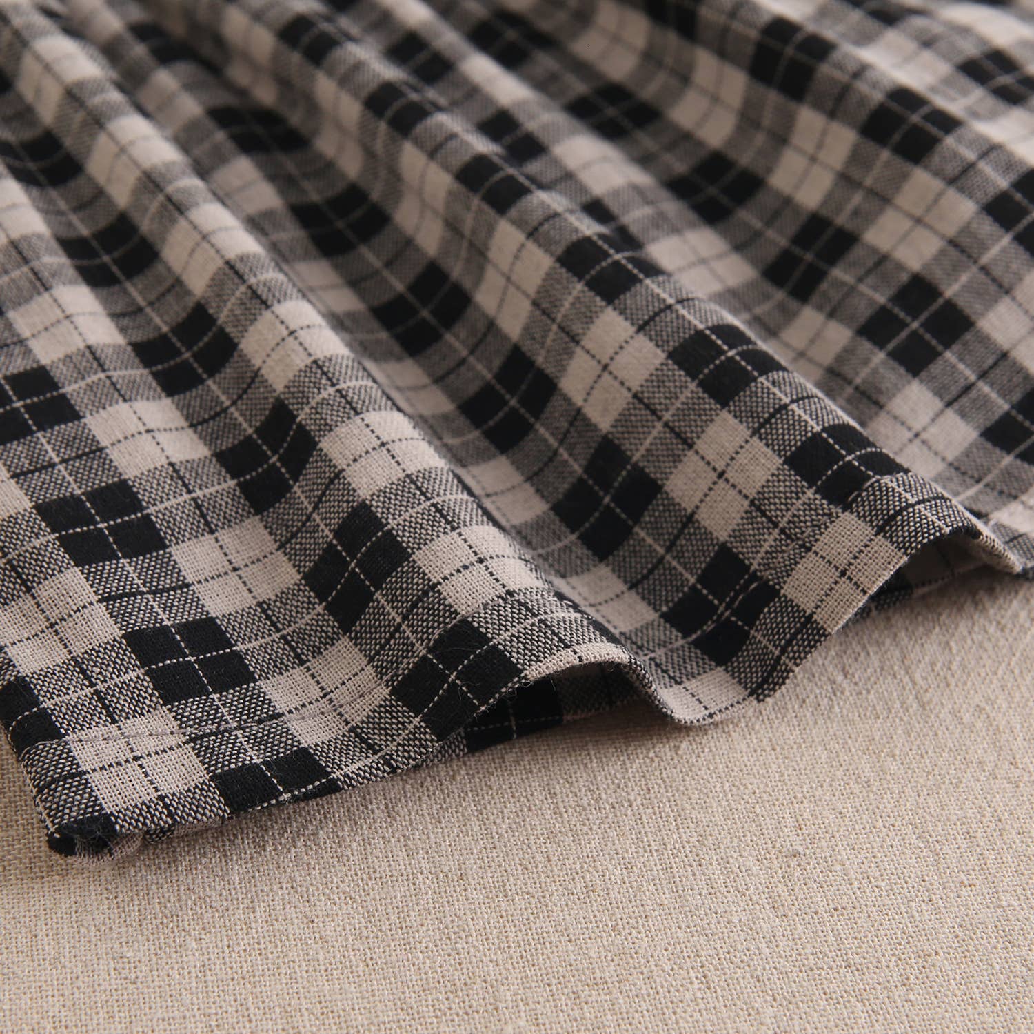 Robe pour bébé en beige clair et carreaux noirs 8