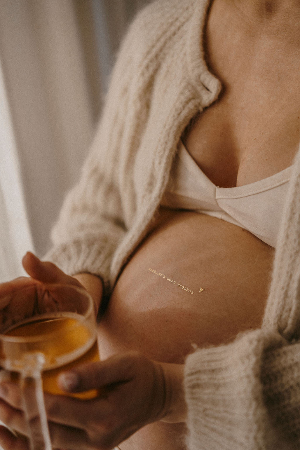Tatouages de grossesse doré