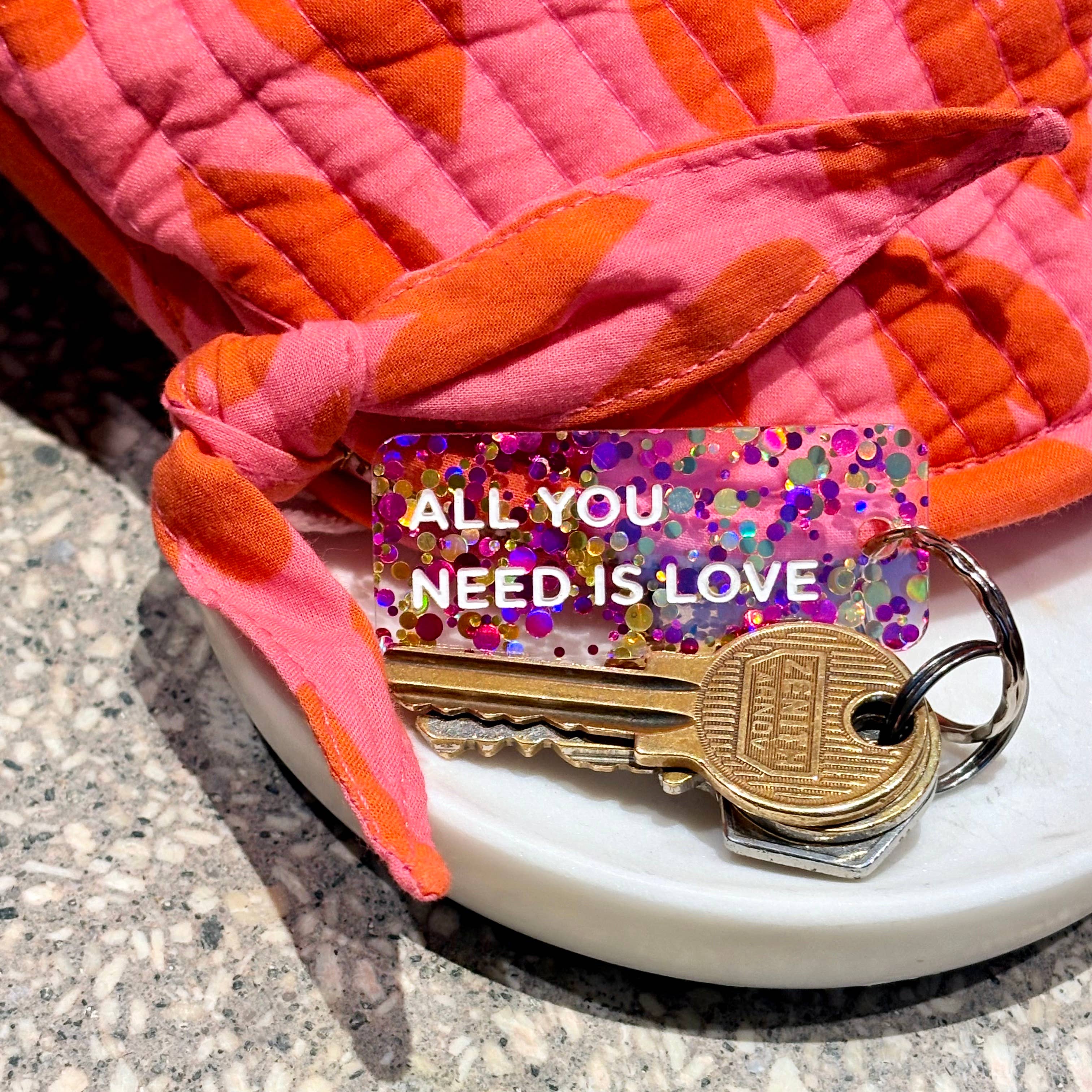 Porte-clés à paillettes : All you need is love 2