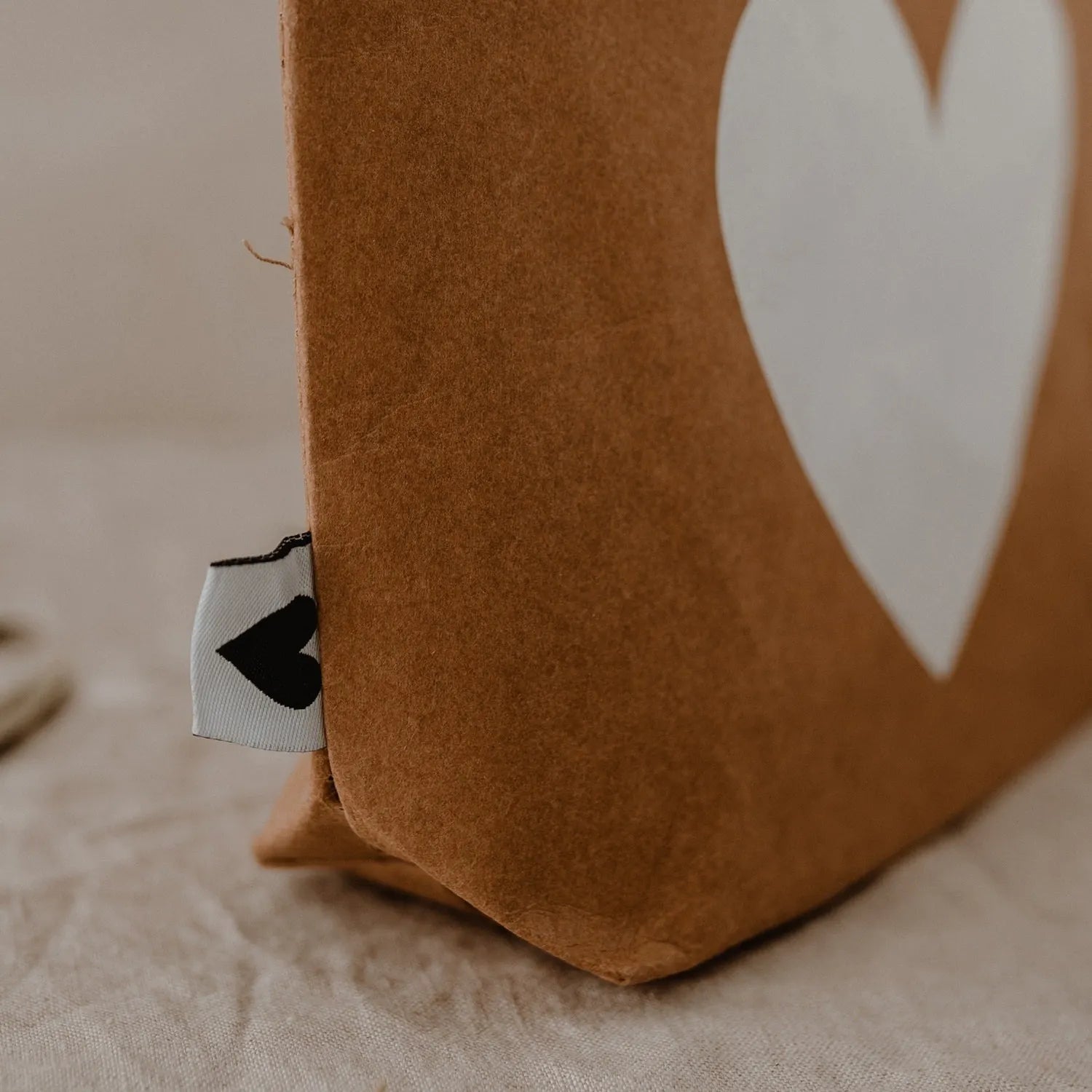 Pochette marron avec coeur 3