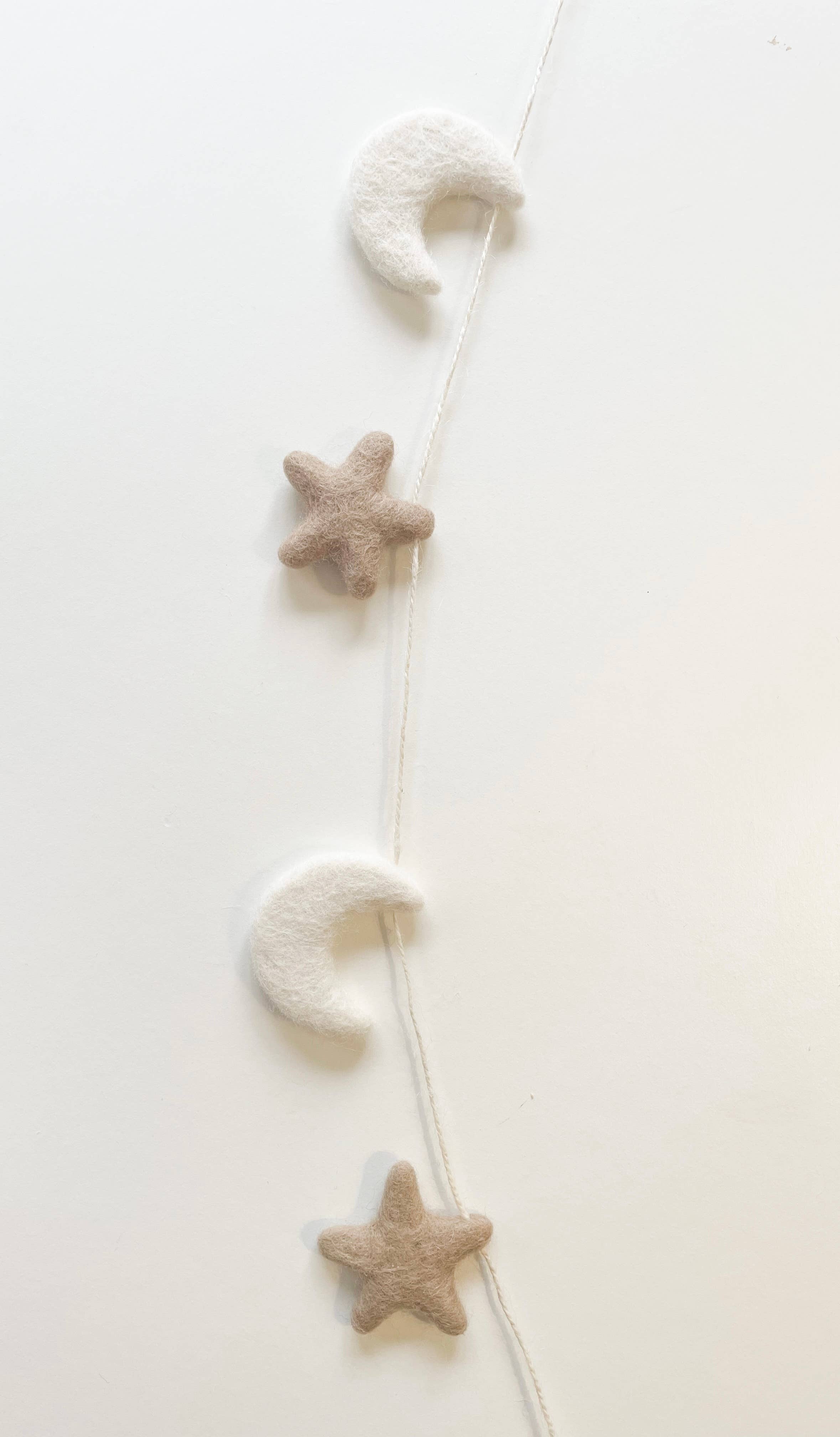 Guirlande Etoile et Lune en laine feutrée 4