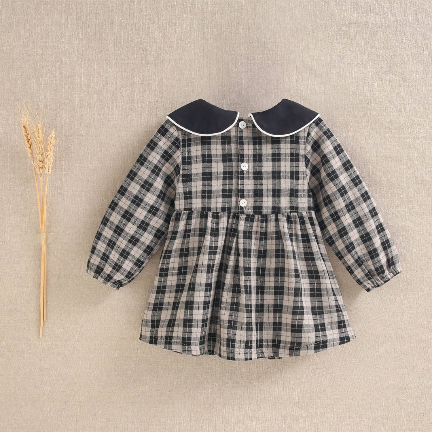 Robe pour bébé en beige clair et carreaux noirs 4