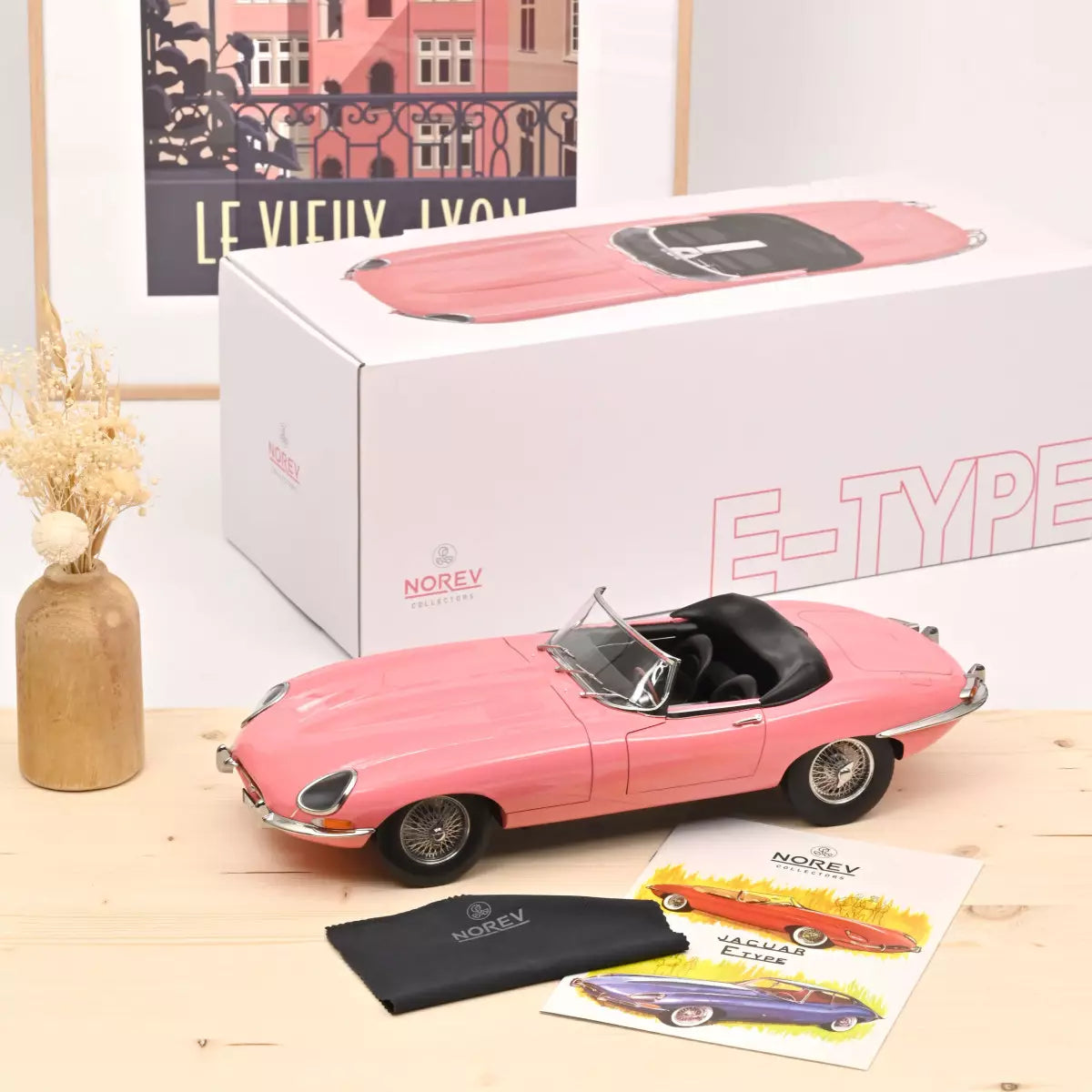 Jaguar Type E Cabriolet 1962 Rose 1/12 5