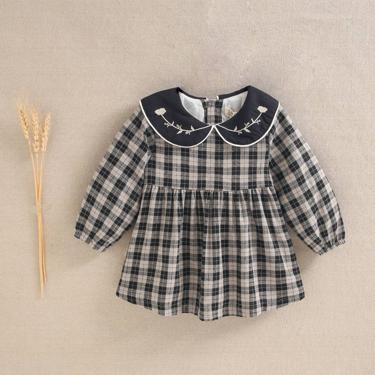 Robe pour bébé en beige clair et carreaux noirs 2