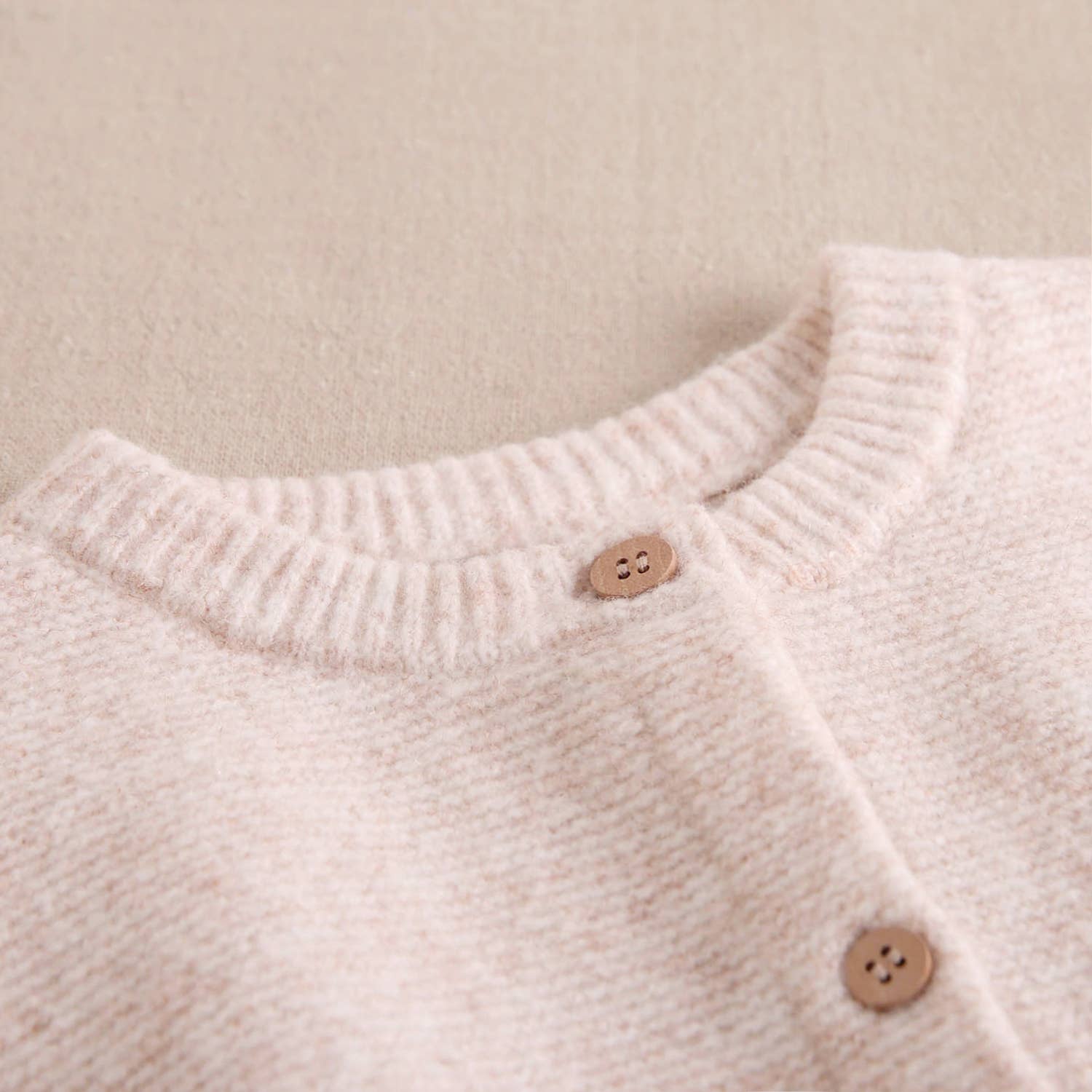 Veste en maille beige avec boutons en bois 3