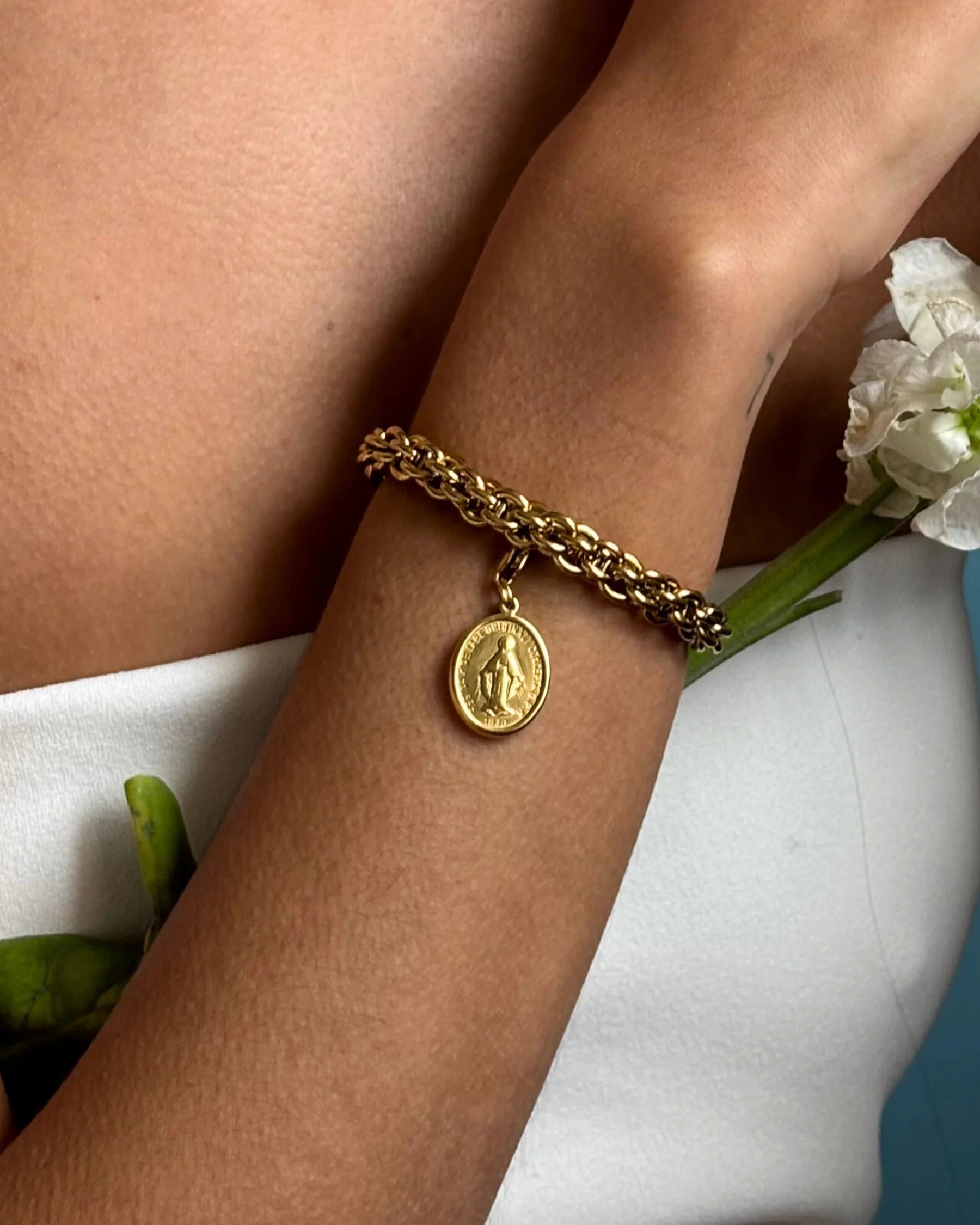 Charm Golden Madone