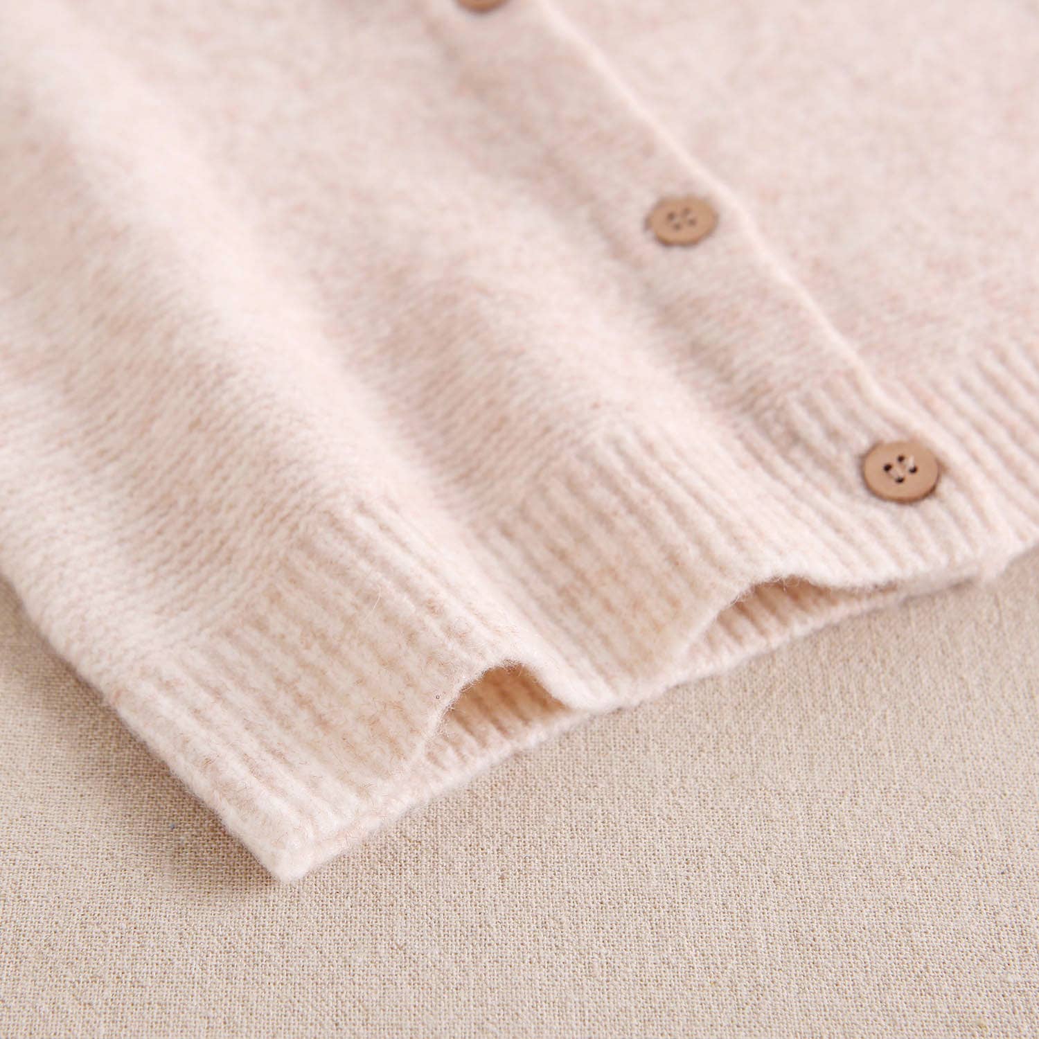 Veste en maille beige avec boutons en bois 5