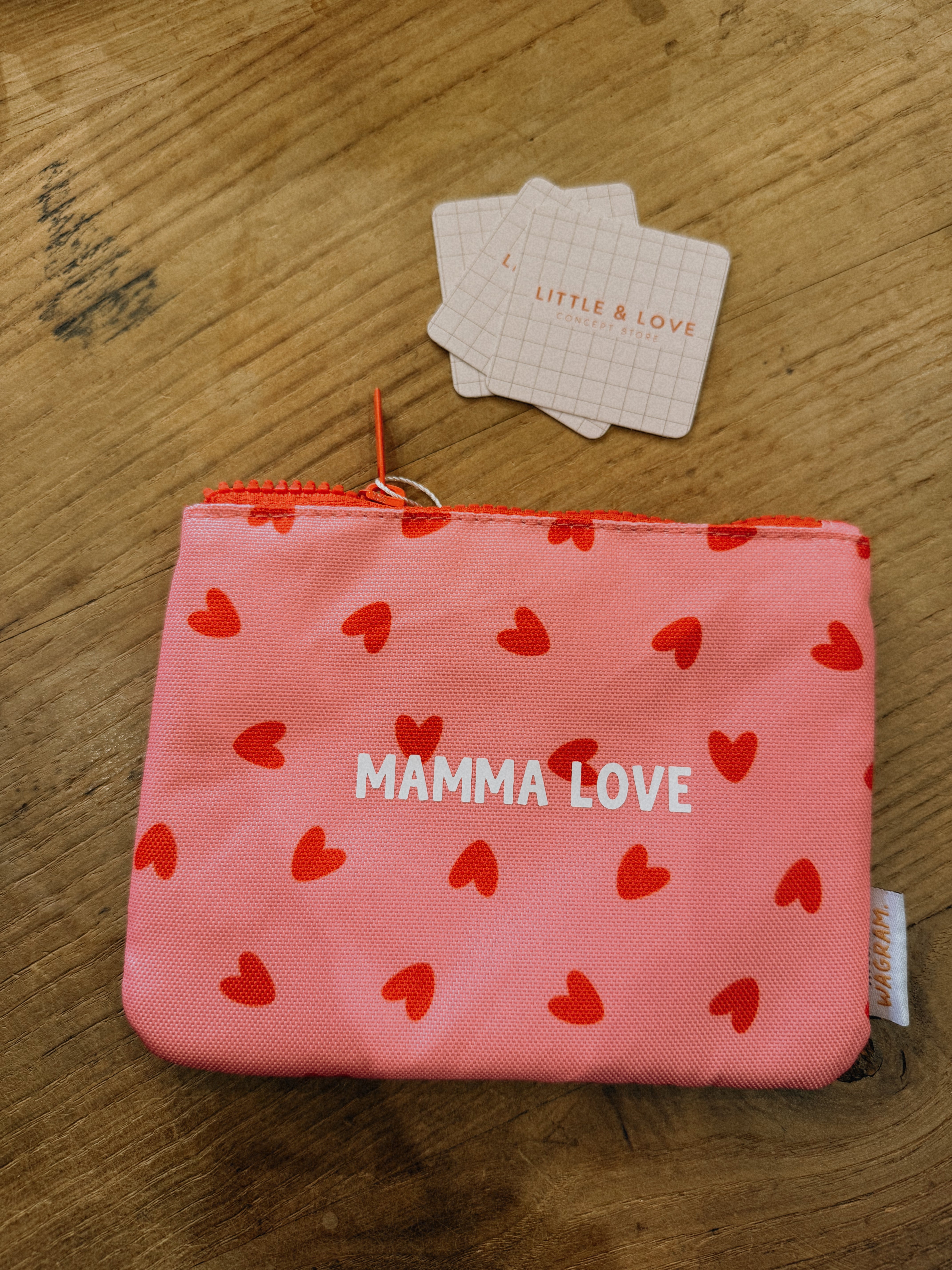 Pochette trop chouette — coeurs-rouges-fond-rose
