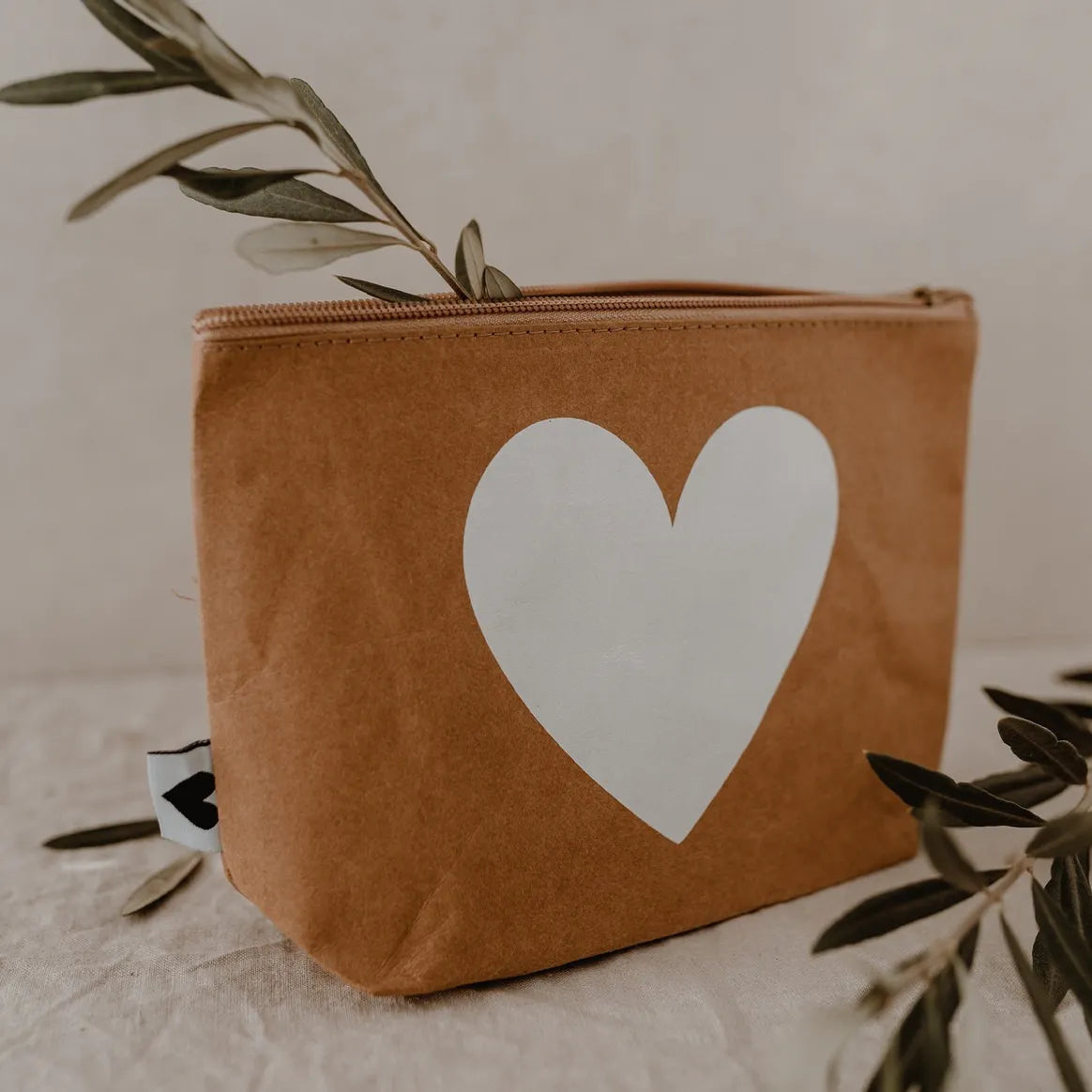 Pochette marron avec coeur 2