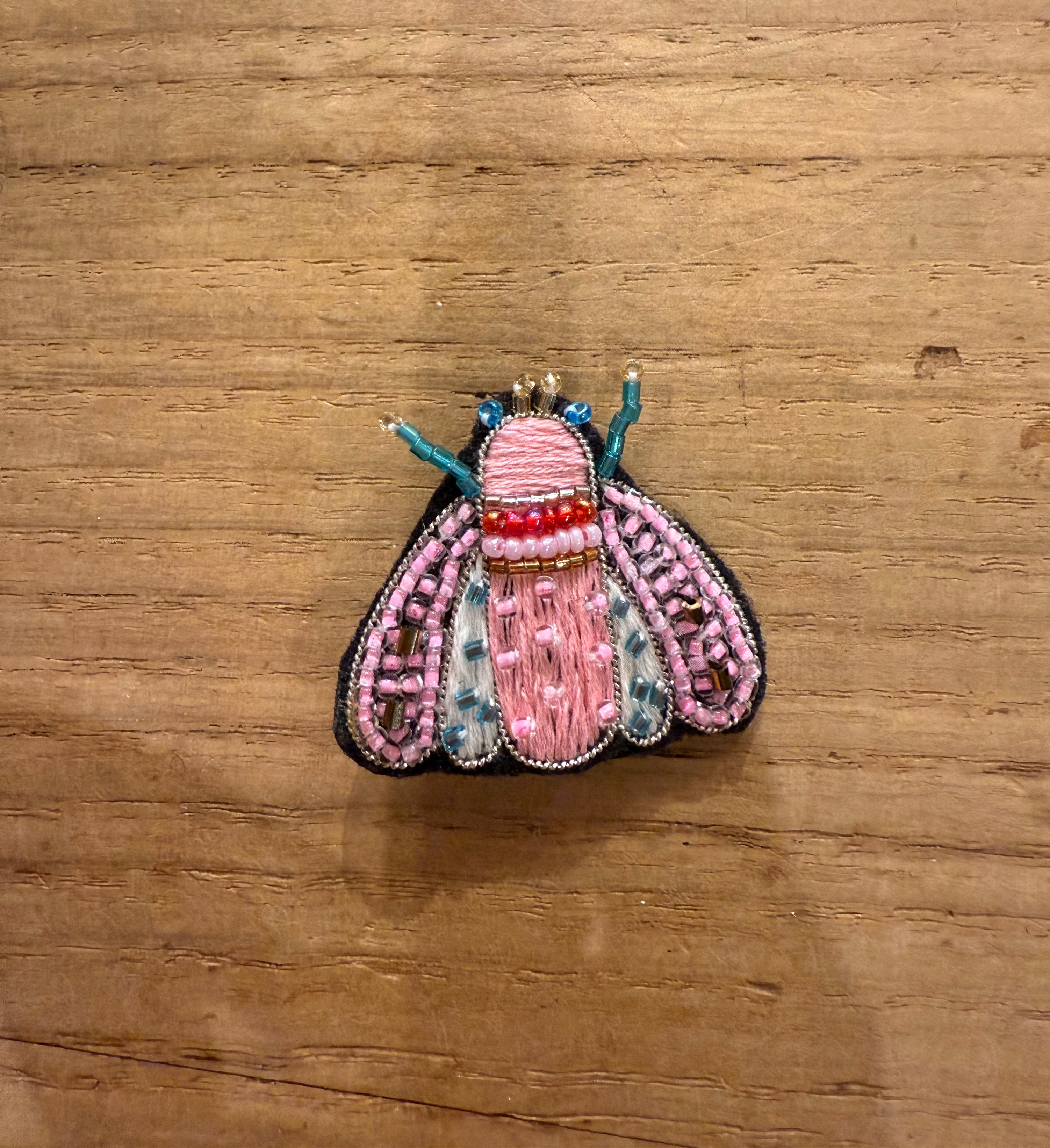 Broche brodée insecte rose