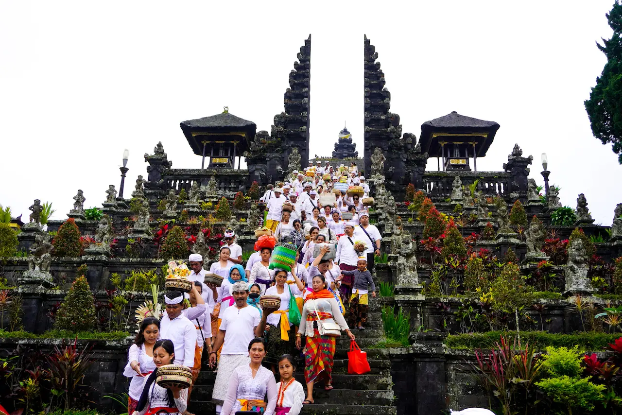 Balinese people returning from cermony, Pura Besakih