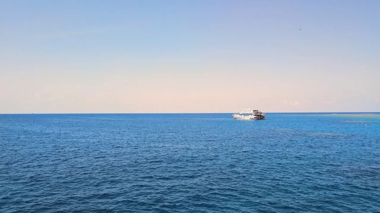 Catamaran anchored more than 20 metres from the Reef