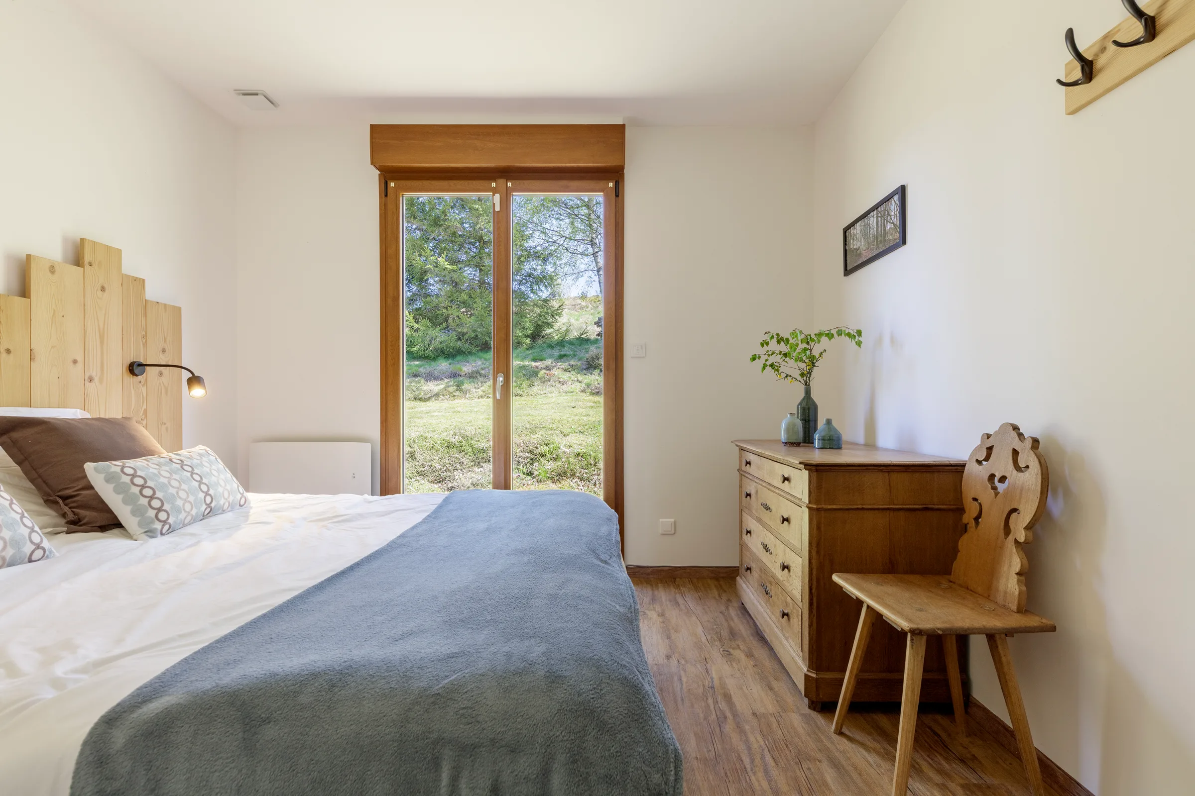 Chambre 3 avec deux lits jumeaux et mur vert sauge