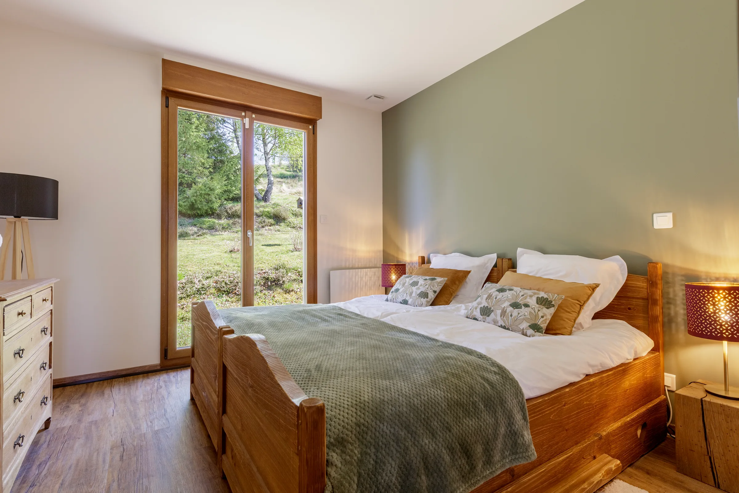 Chambre au plaid bordeaux