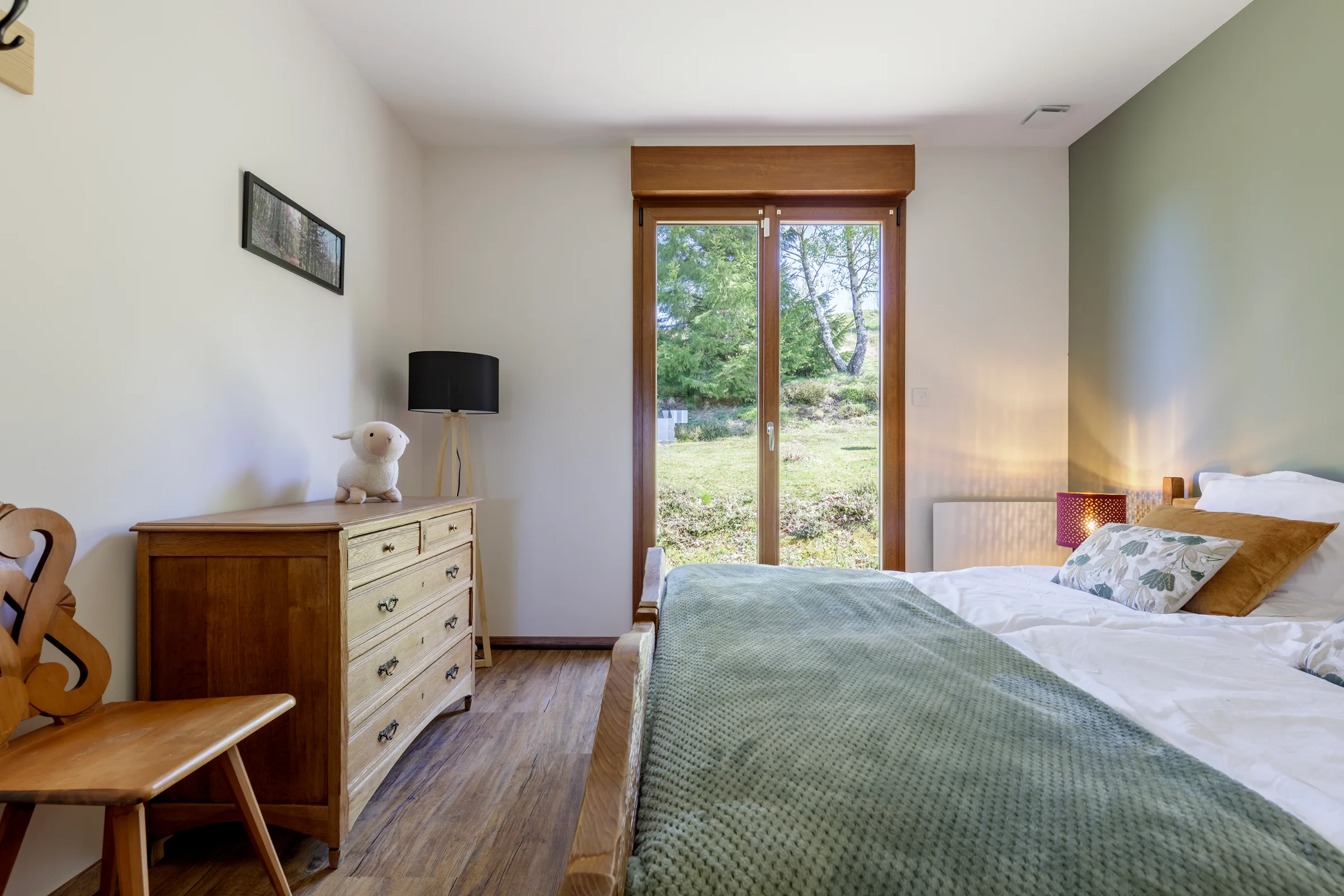 Chambre, porte et patères en bois
