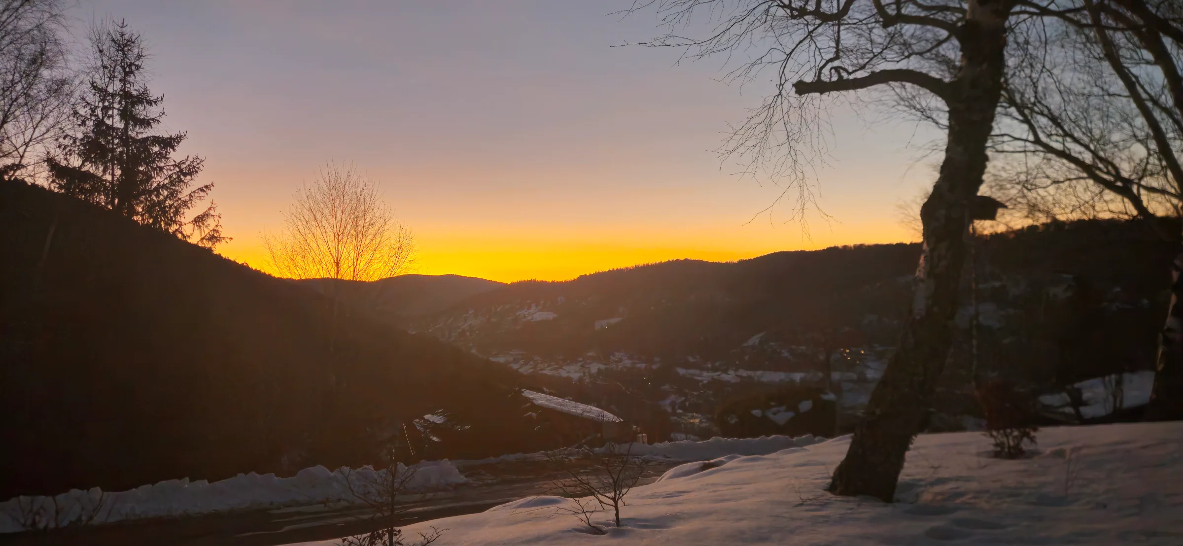 Coucher de soleil orange sur la vallée depuis le chalet