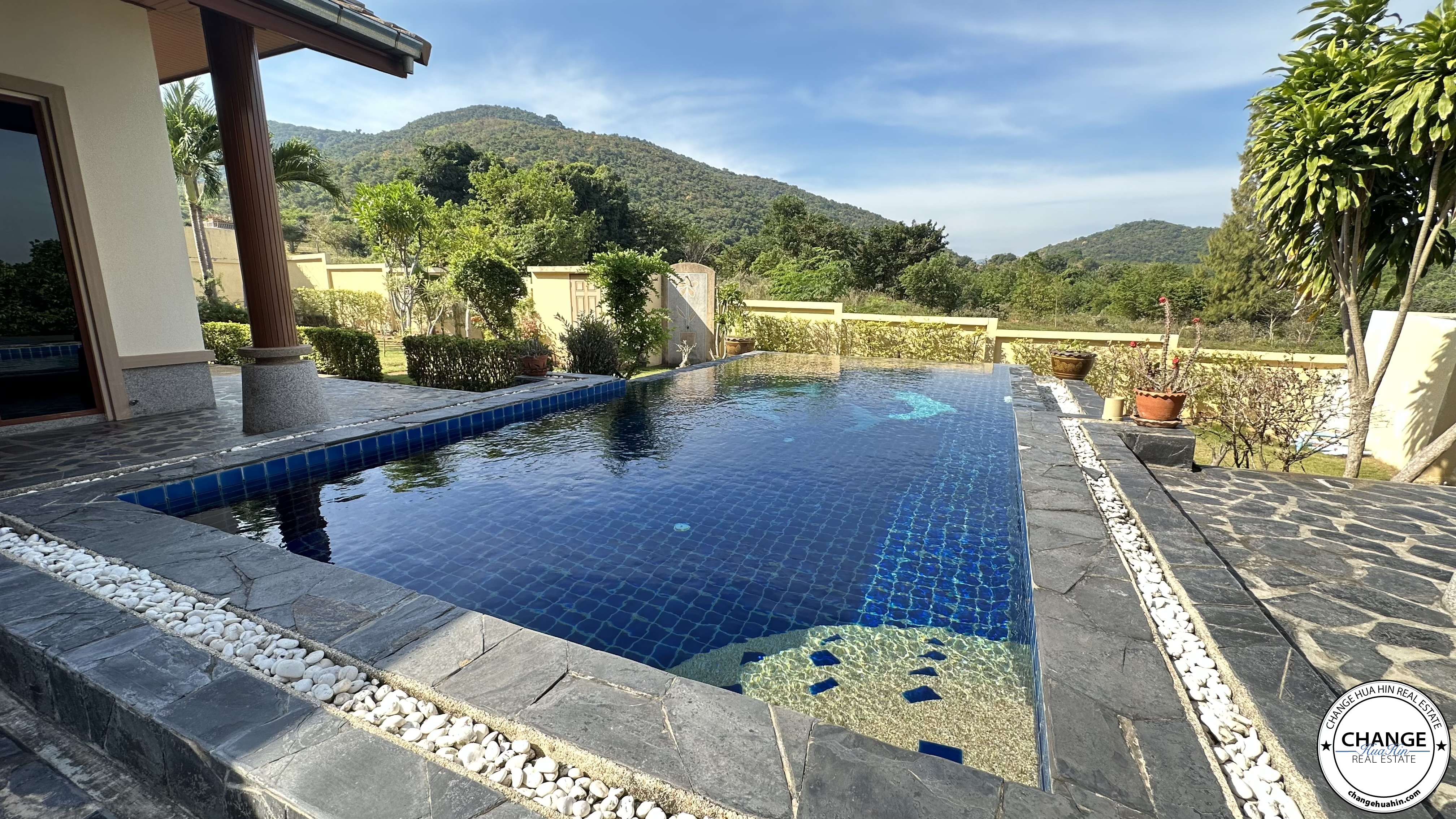 Pranburi Hills Villa with Beautiful Mountain Views