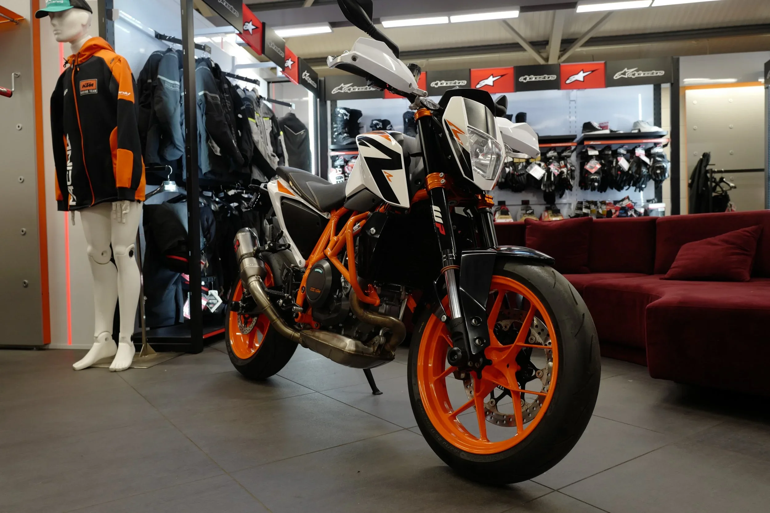 2015 KTM 690 Duke R — photo 1