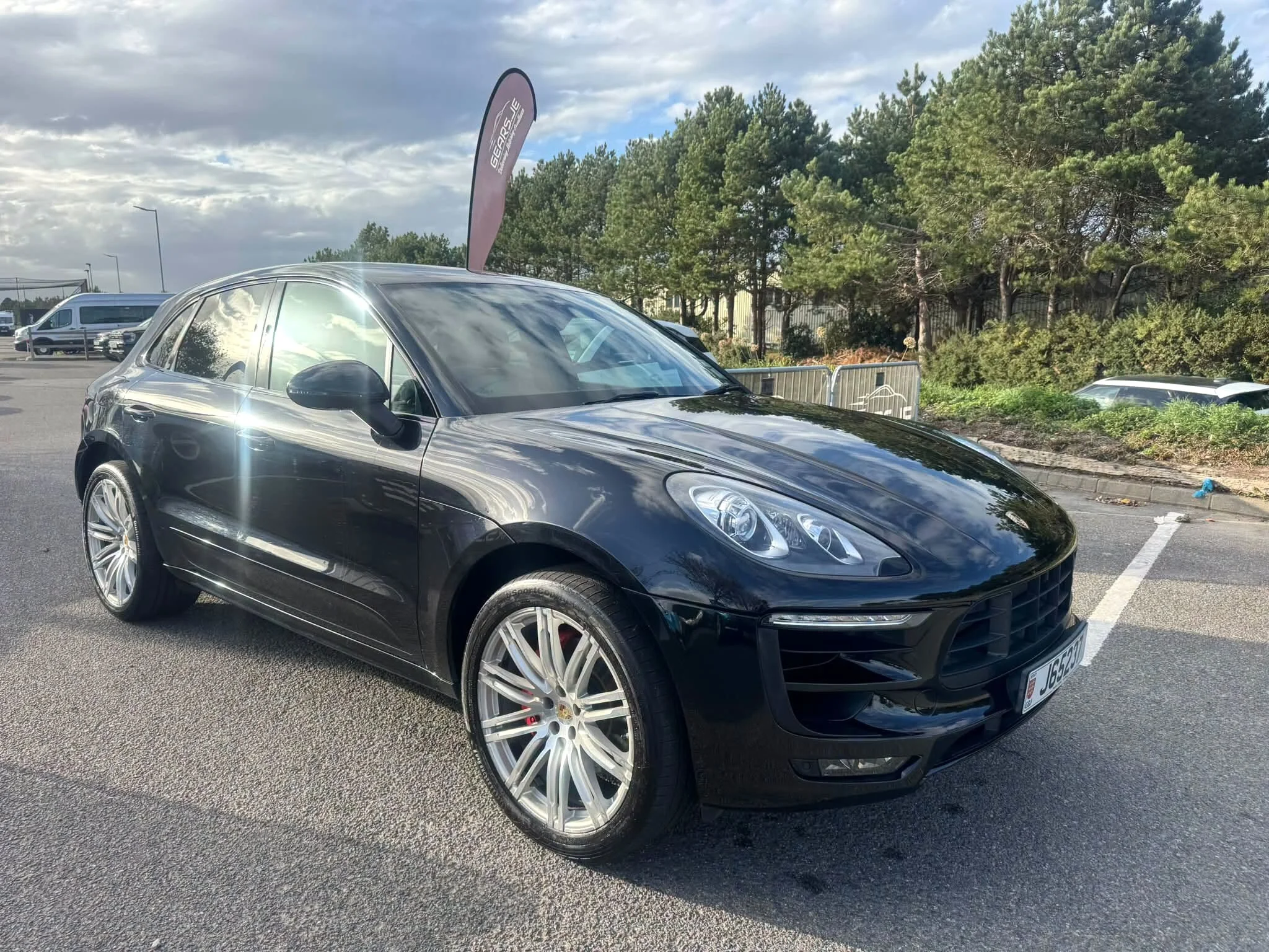 Porsche Macan Turbo — photo 1