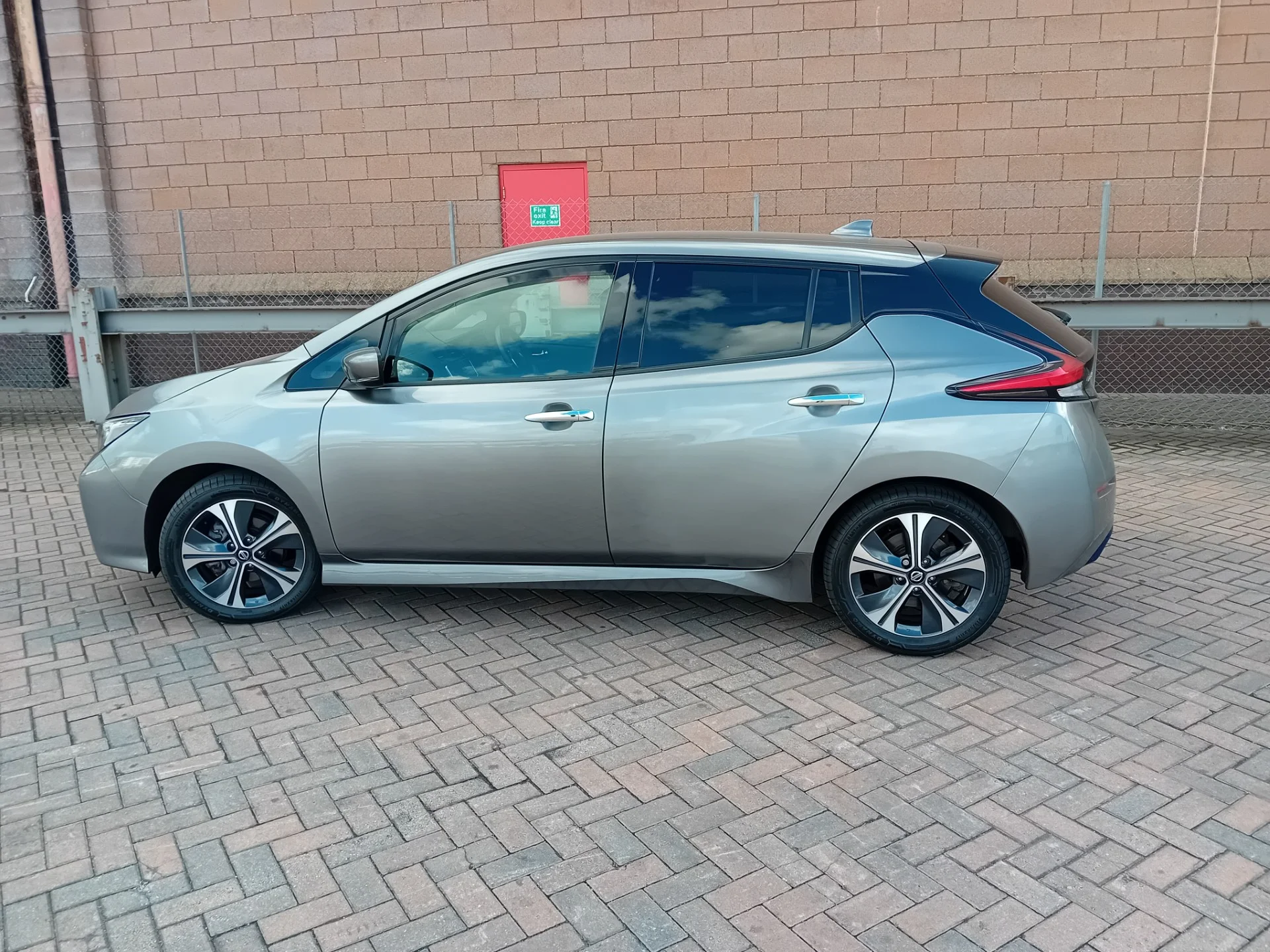 2021 Nissan Leaf — photo 1