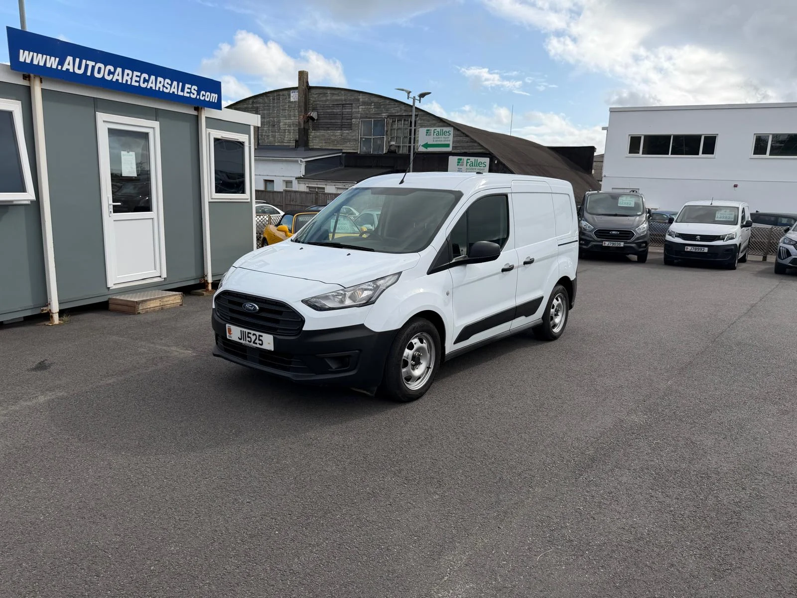 NOV 2019 FORD TRANSIT CONNECT 1.5 EcoBlue L1 PANEL VAN FULLY PLY-LINED ONLY 30800 MILES OUR PRICE £11995 — photo 1