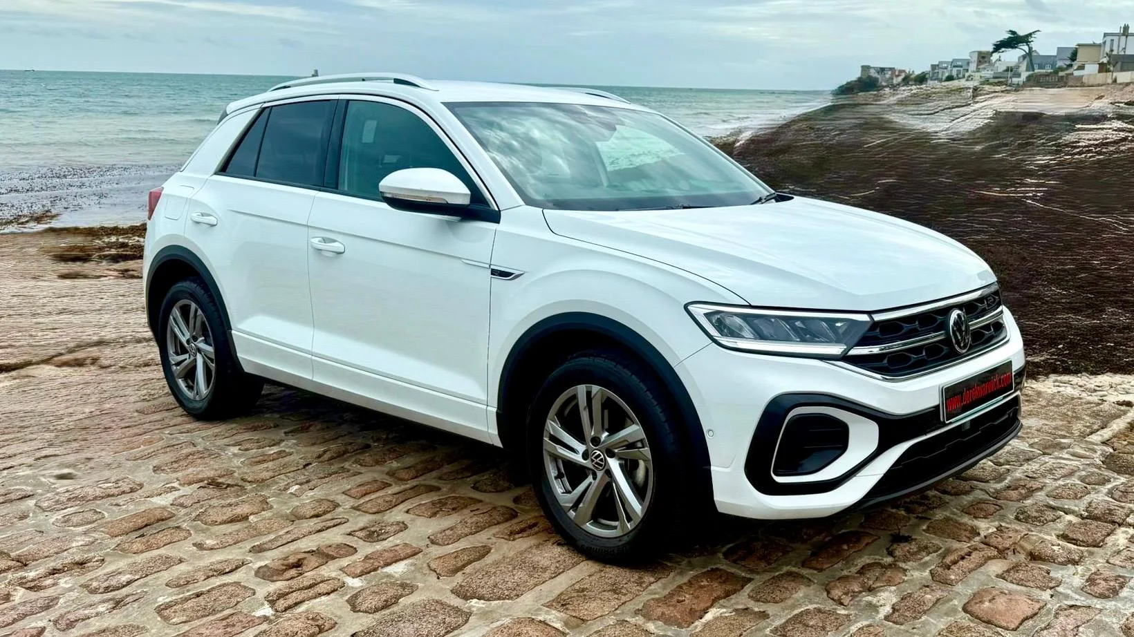 2024 Volkswagen T-Roc 1.5 TSi R-Line Hatchback — photo 1