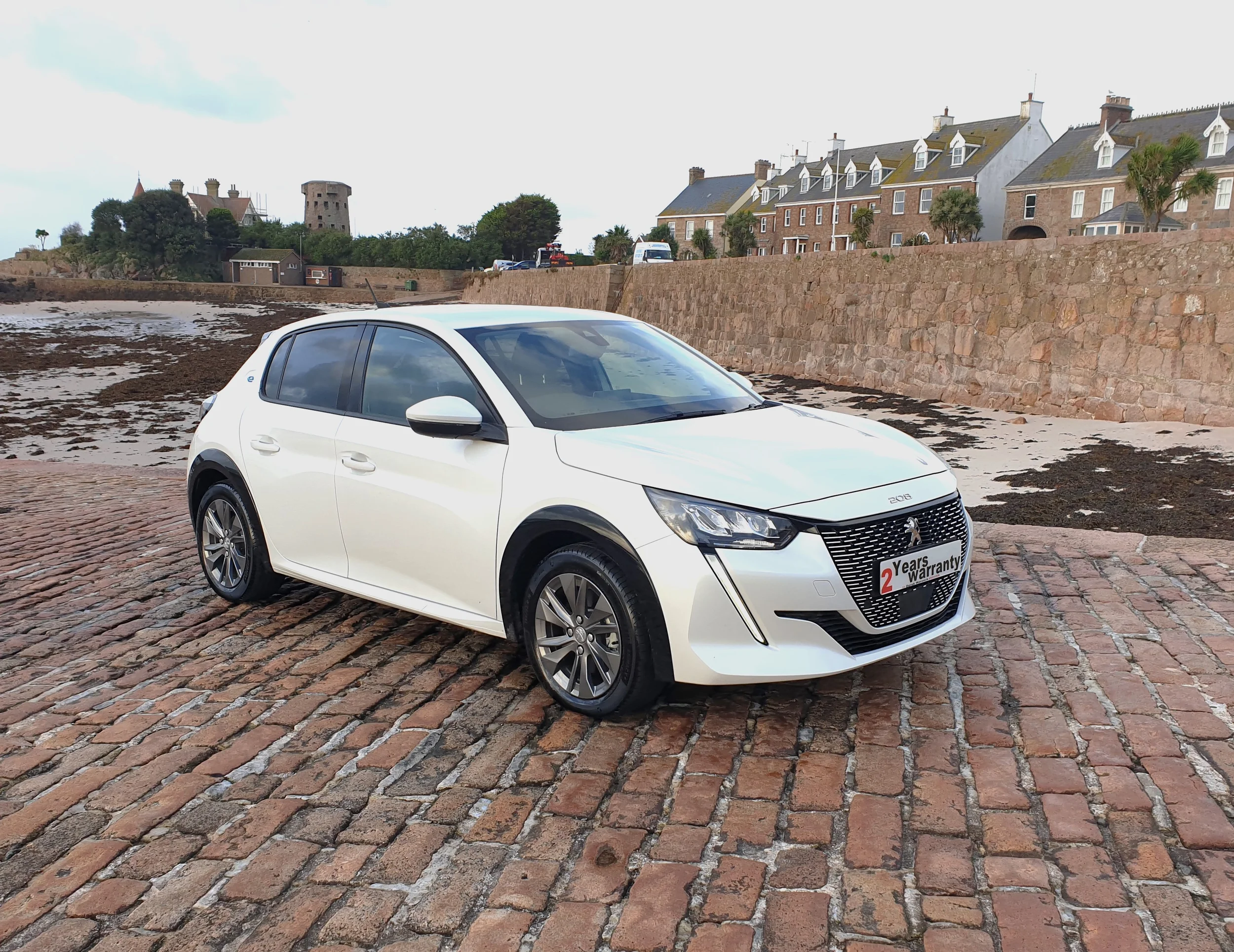 Peugeot E-208 GT Premium — photo 1