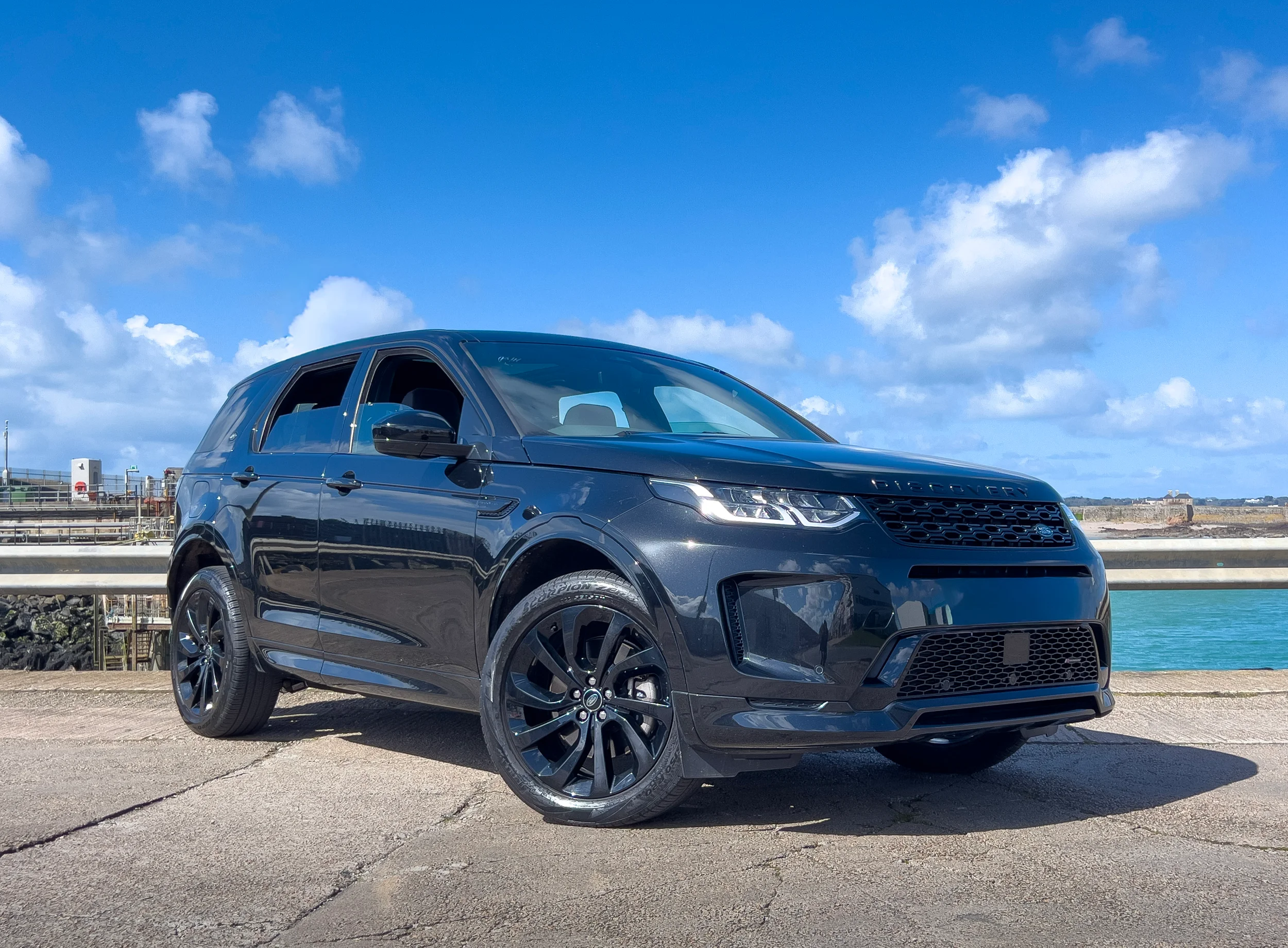 Land Rover Discovery Sport P300e R-Dynamic SE — photo 1