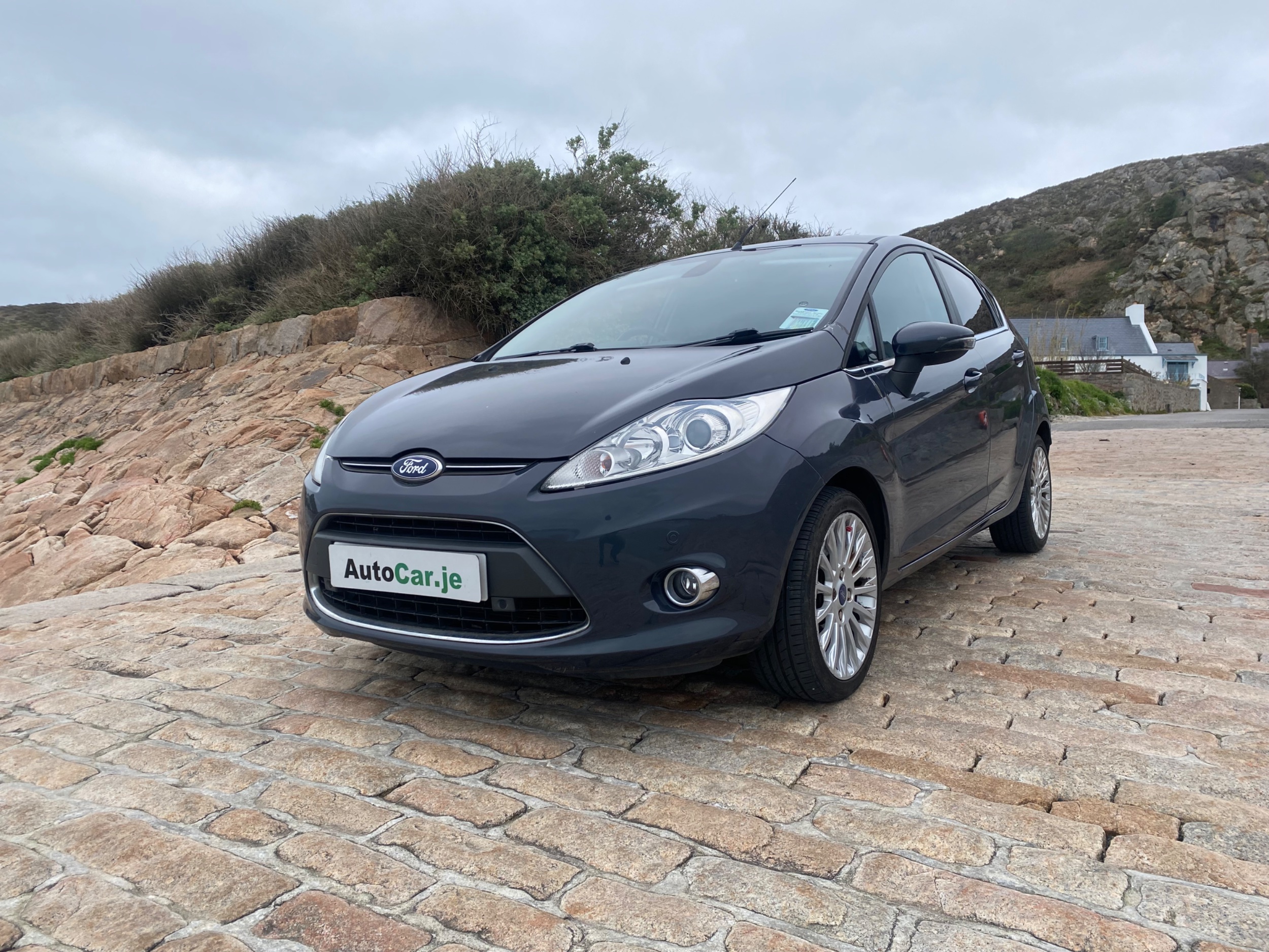 2012 Ford Fiesta Titanium Automatic  — photo 1