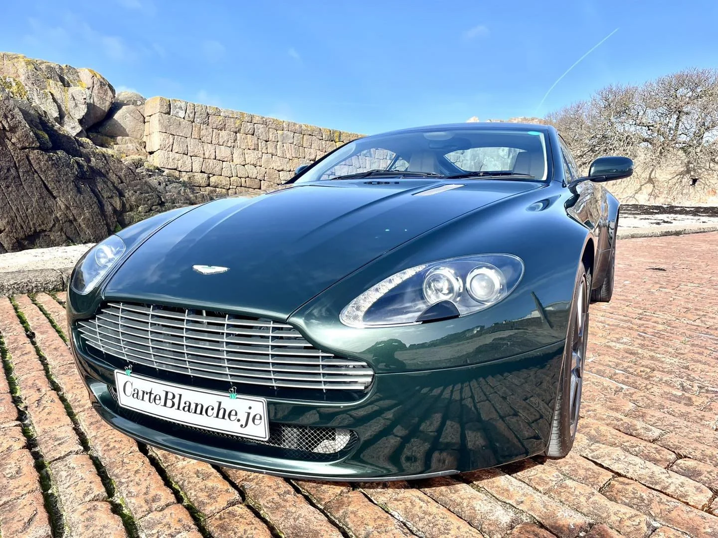 ASTON MARTIN V8 VANTAGE — photo 1
