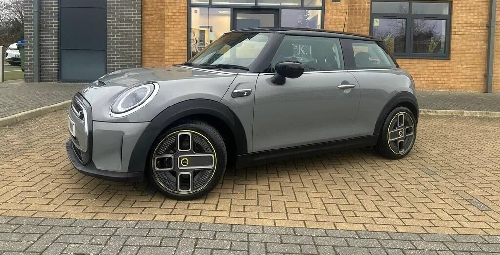 MINI Electric Hatch Cooper SE 32.6kWh Level 1 Auto 3dr — photo 1