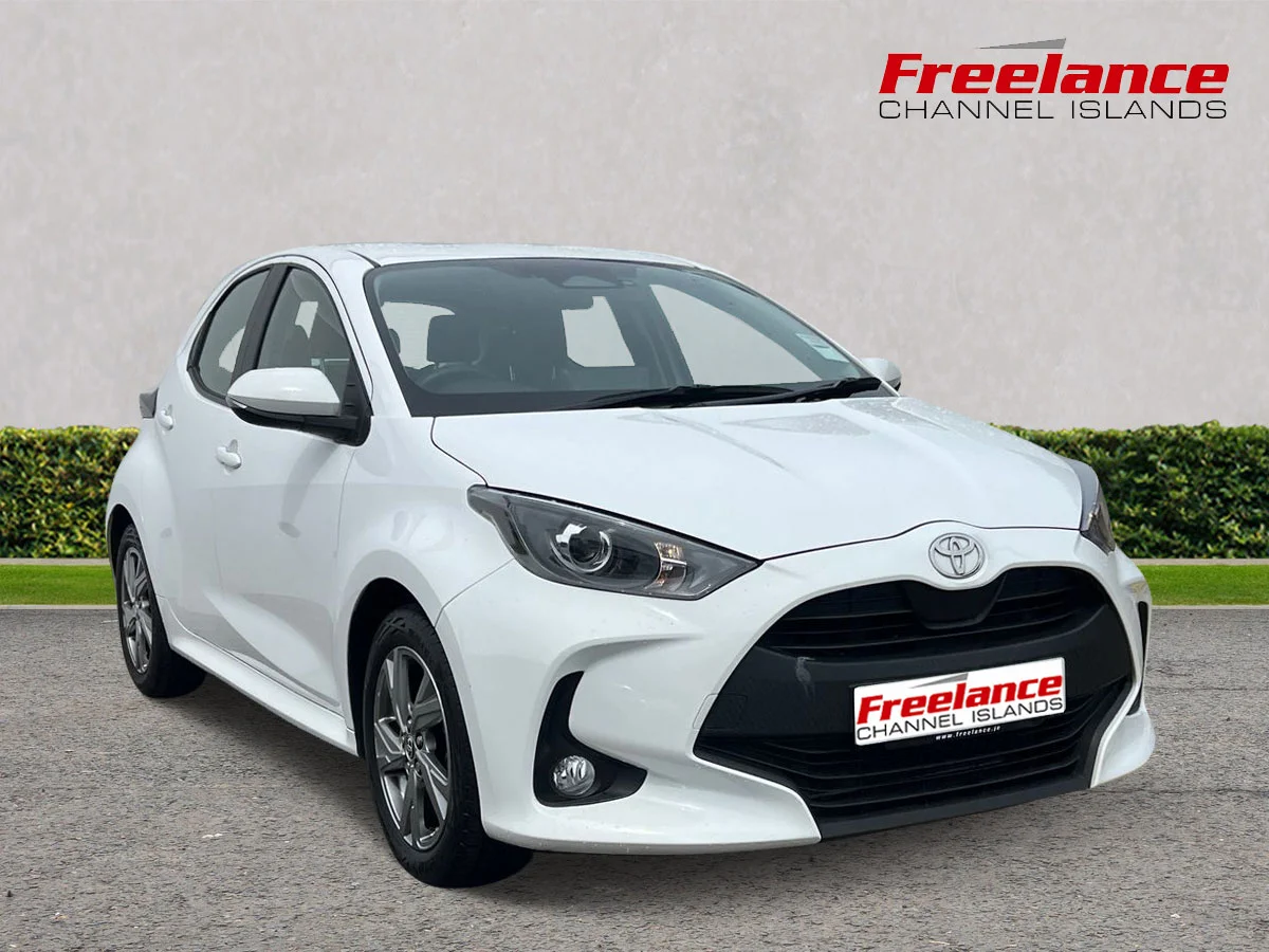 2024 TOYOTA Yaris — photo 1