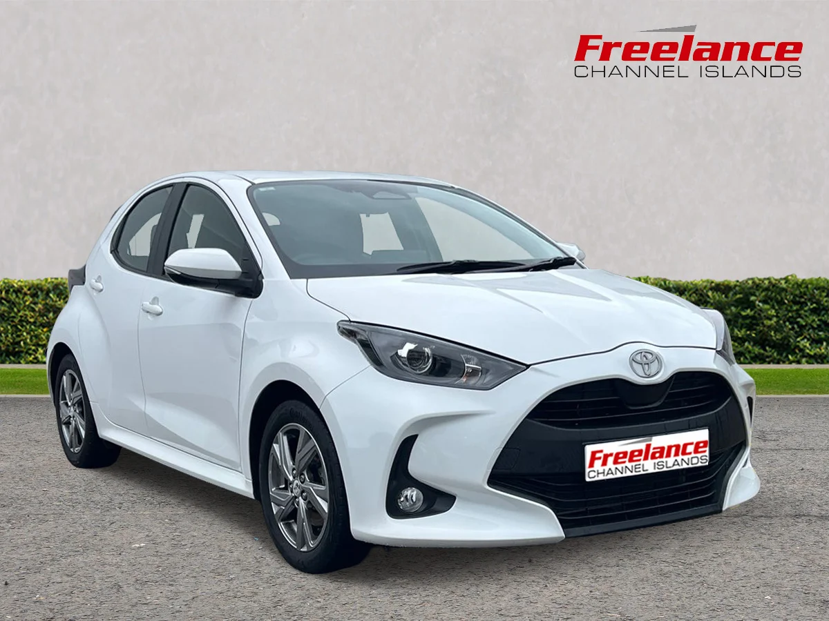 2024 TOYOTA Yaris — photo 1