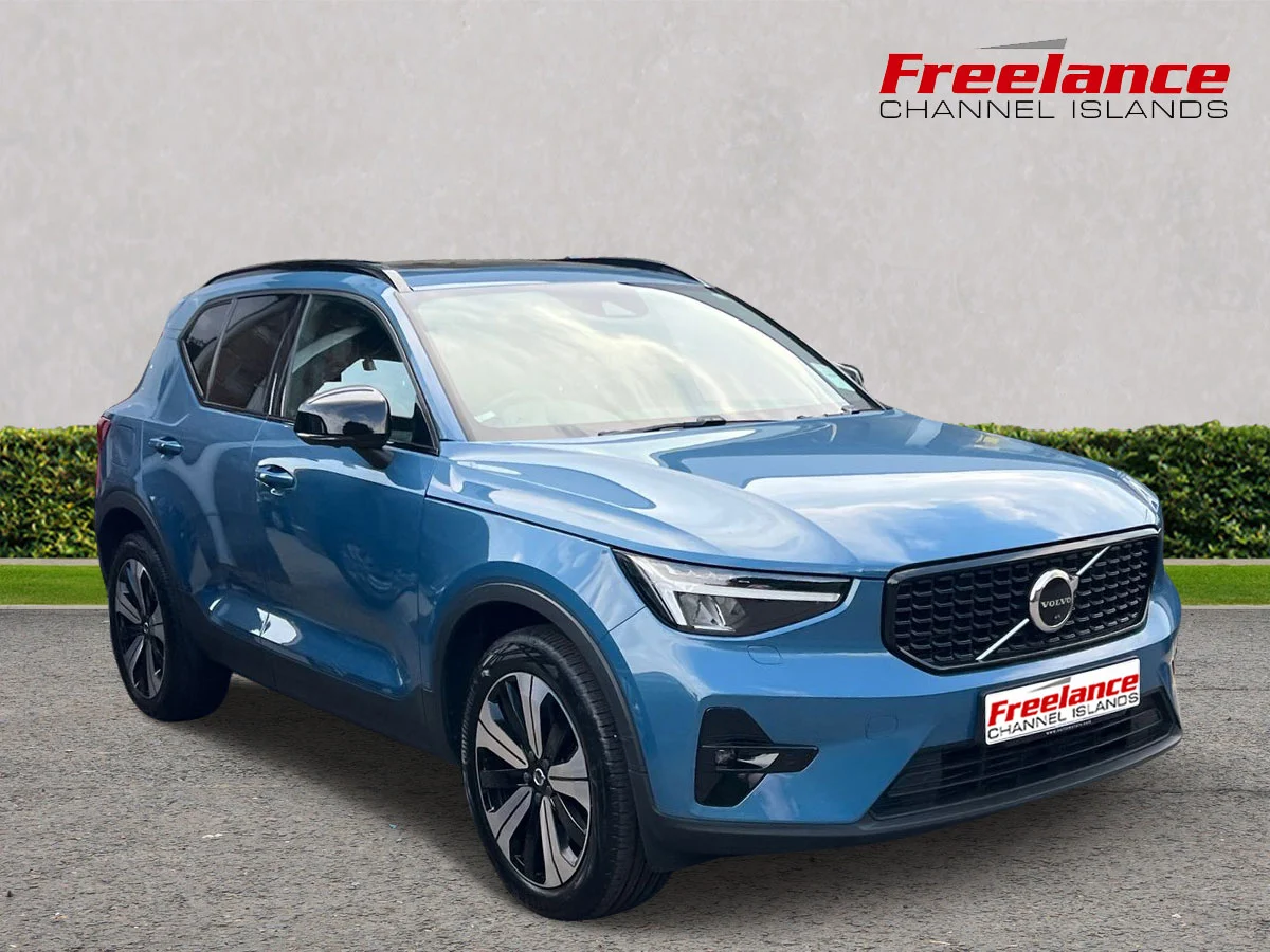 2023 VOLVO XC40 — photo 1