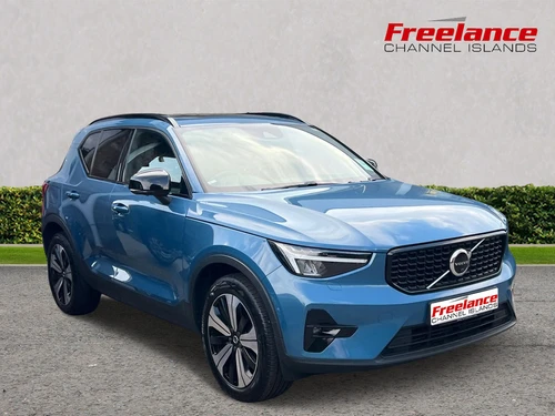 2023 VOLVO XC40