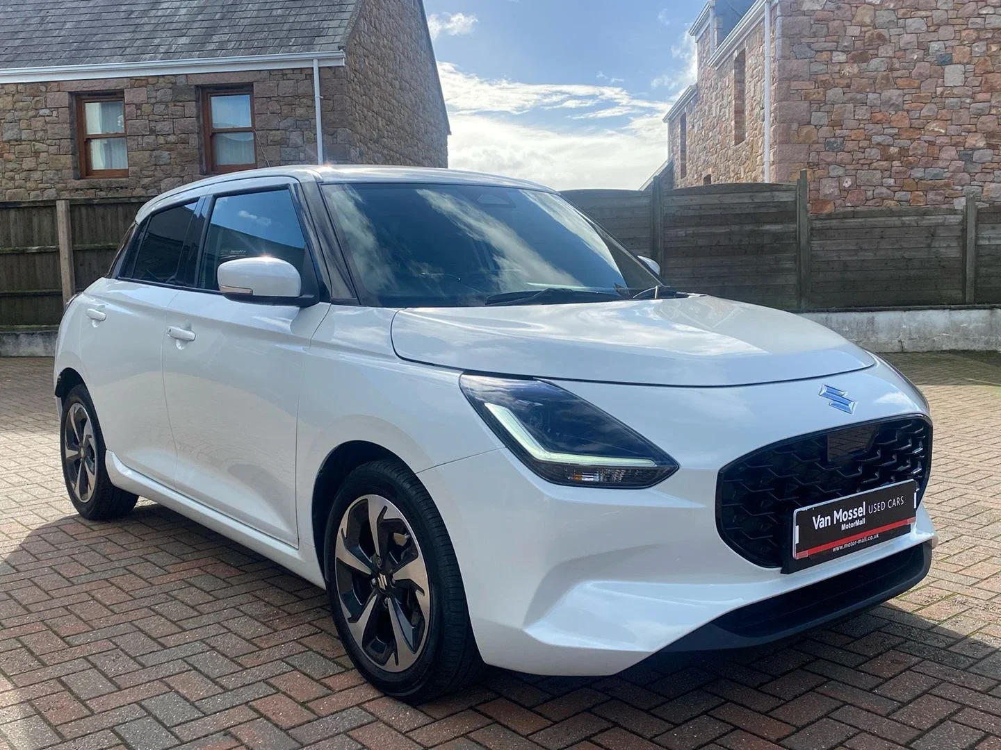 Suzuki Swift 1.2 Mild Hybrid Ultra 5dr CVT — photo 1