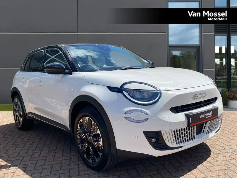 FIAT 600 Hatchback 1.2 Hybrid 48V 136 La Prima 5dr eDCT-6 — photo 1