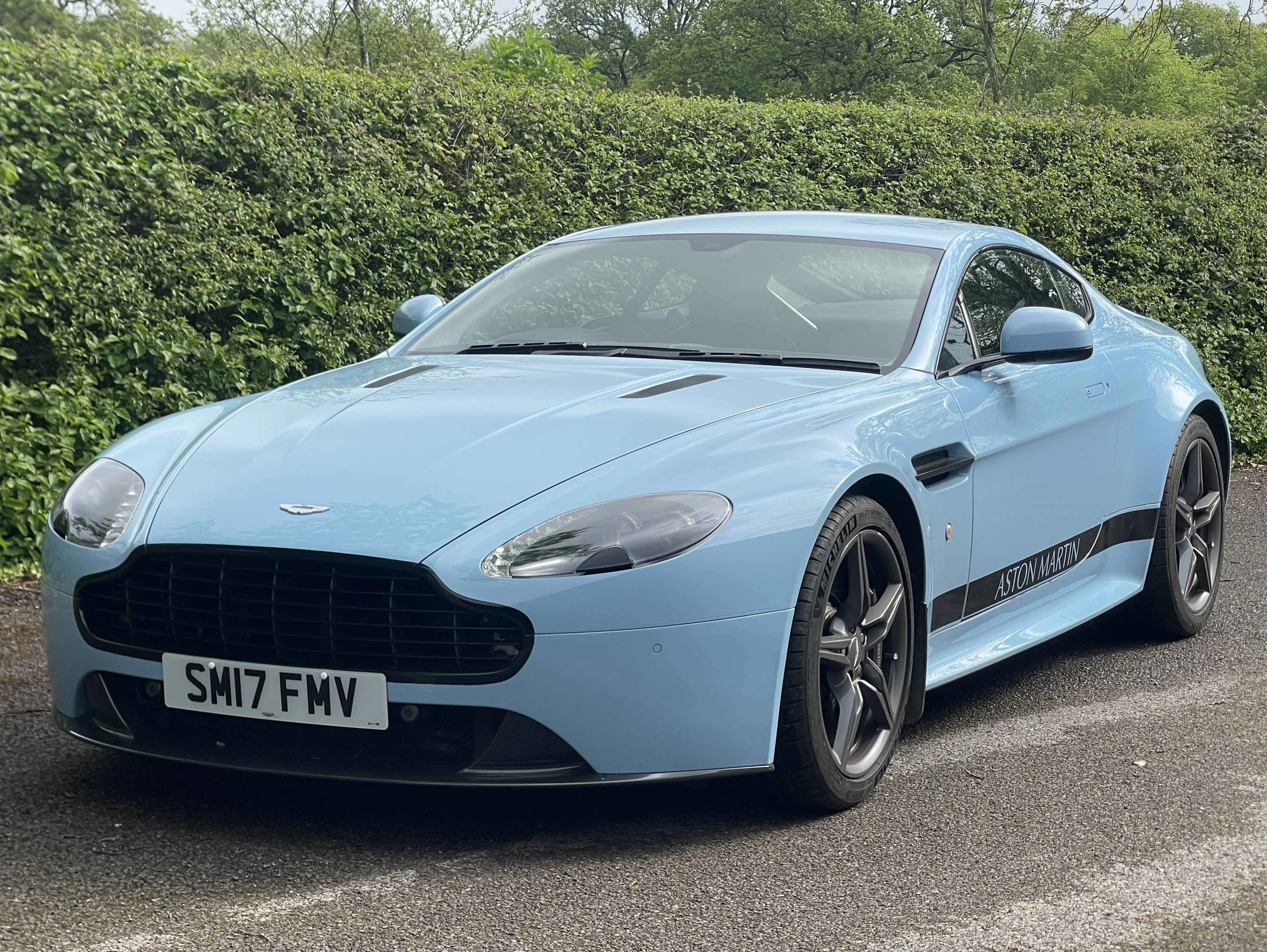 Aston Martin V8 Vantage S — photo 1