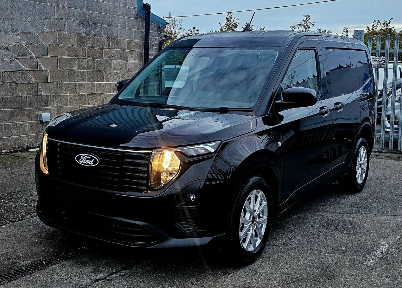 2024 Ford Transit Courier 1.5 Transit Courier Limited Van 1.5L EcoBlue 100PS FWD 6 Speed Manual — photo 1