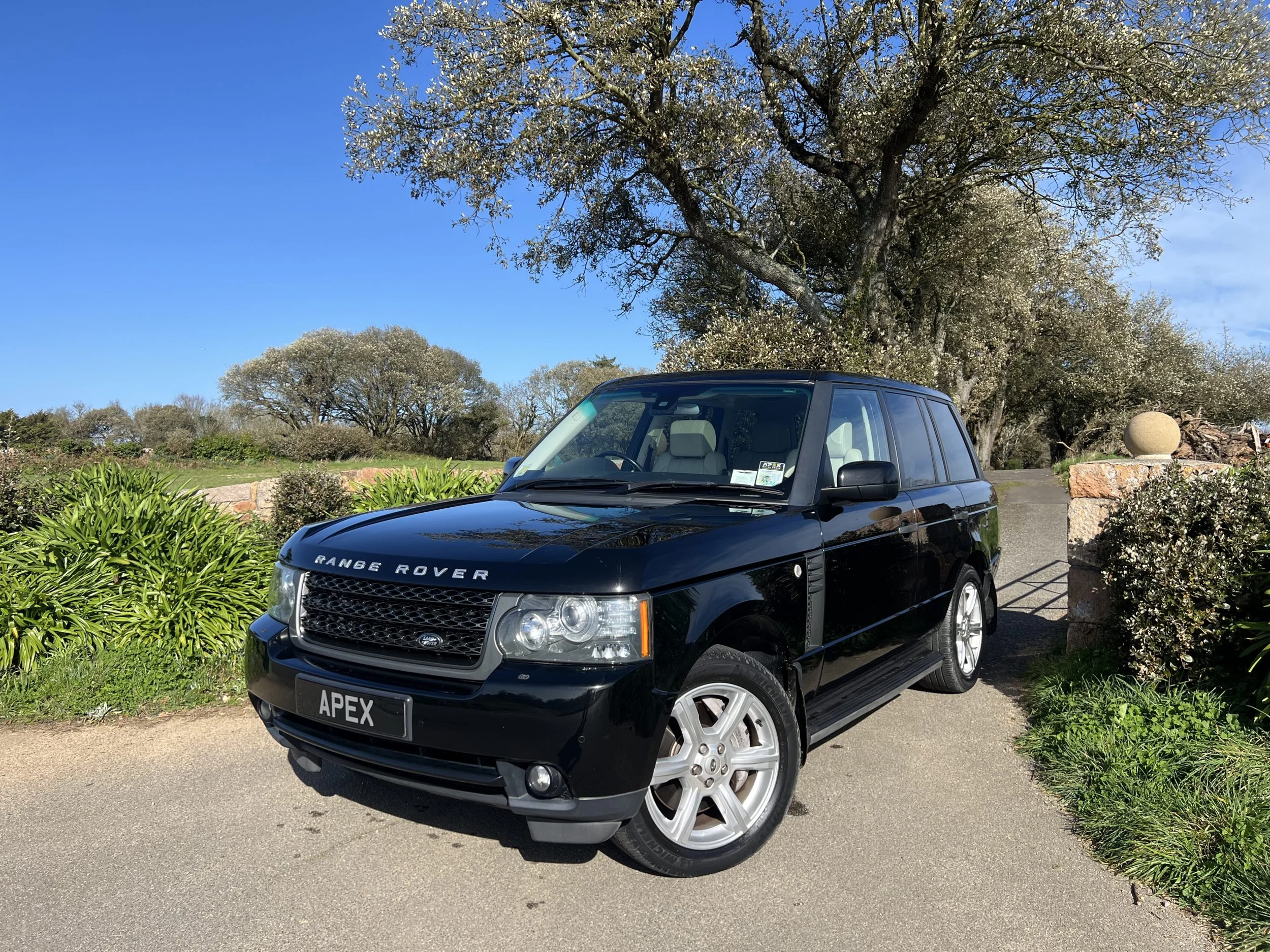 2011 Land Rover Range Rover Vogue SE — photo 1