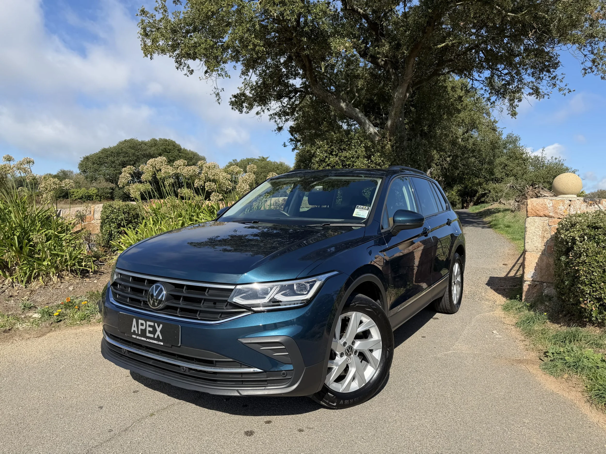 2024 Volkswagen Tiguan Life — photo 1
