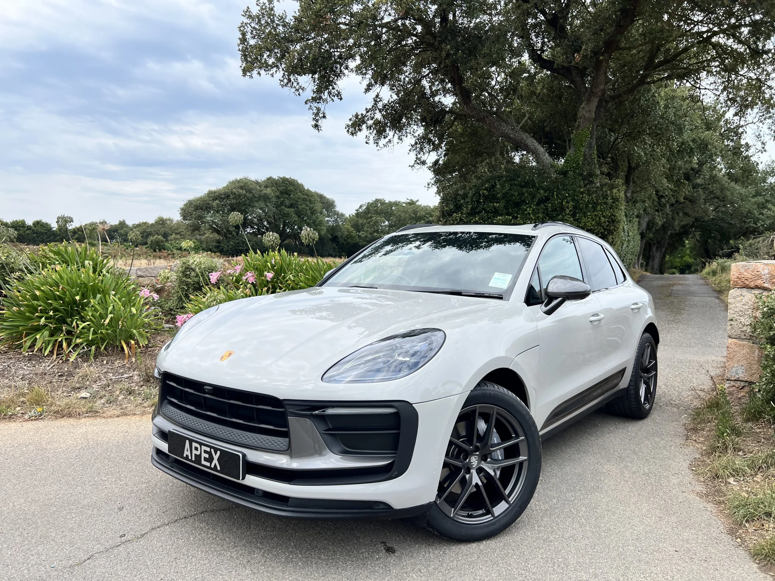 2022 Porsche Macan T — photo 1